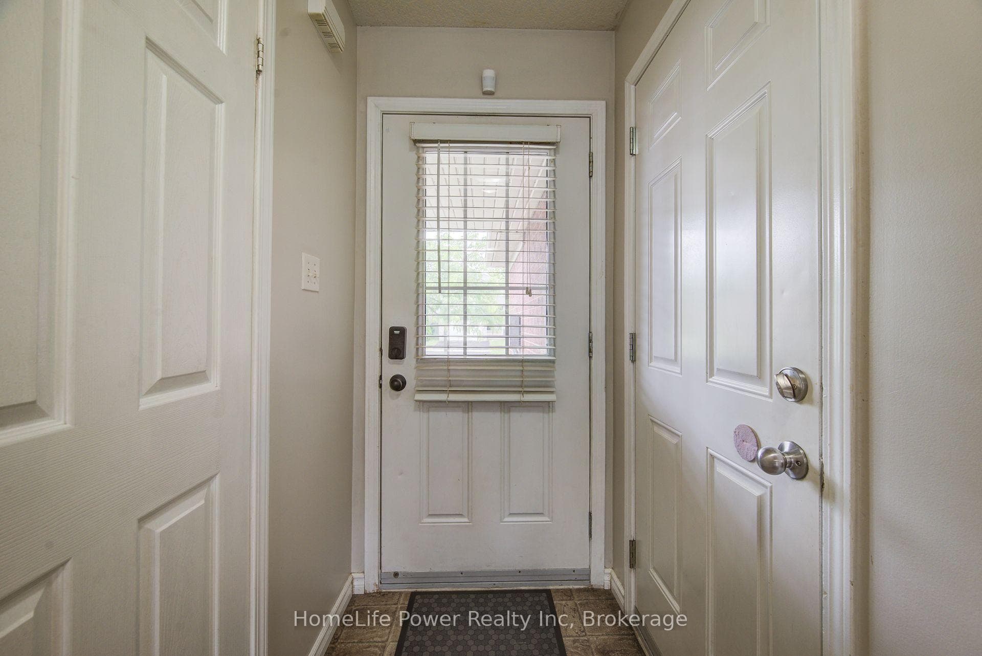 208 Featherstone Crescent photo 4