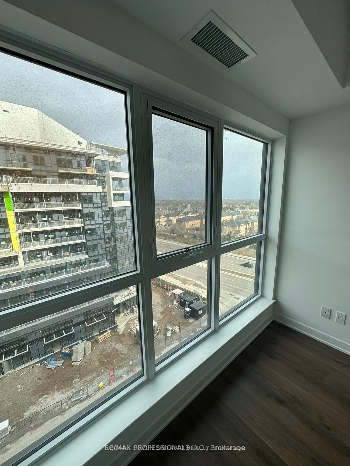 405 Dundas W Street Unit 818 photo 13