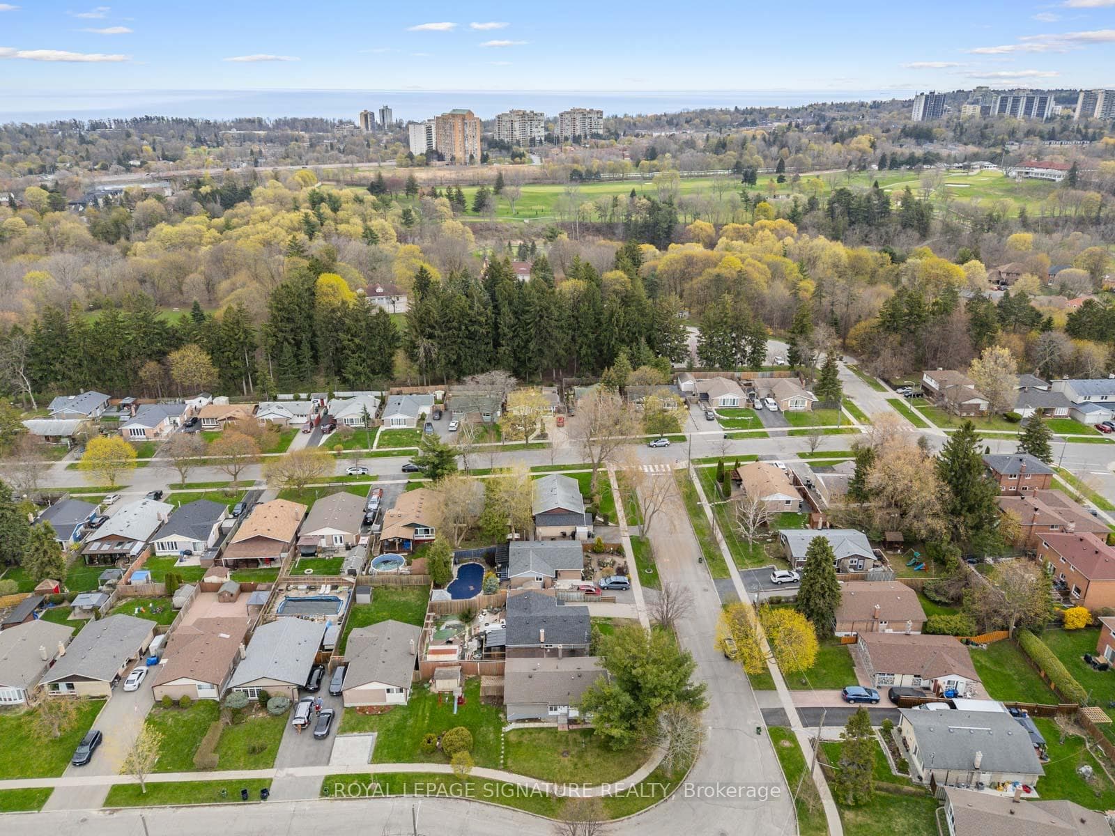 19 Shoreland Crescent photo 33