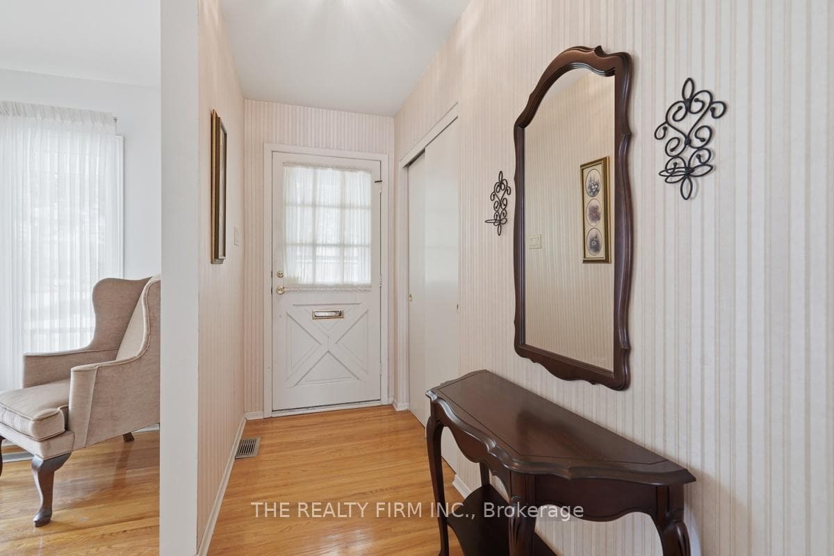 52 Maxwell Crescent photo 9