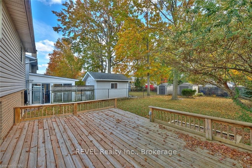 110 STRADA Boulevard photo 38