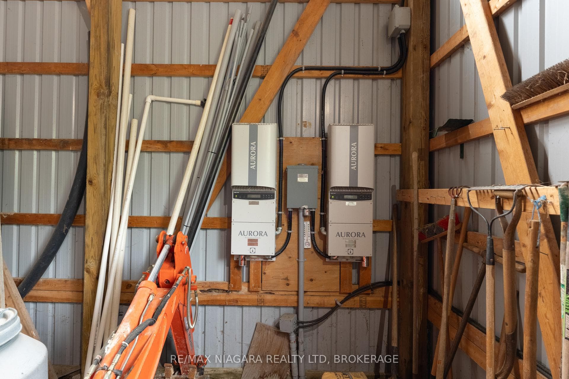 Storage / Pole Barn 30'x48' w/solar panels
