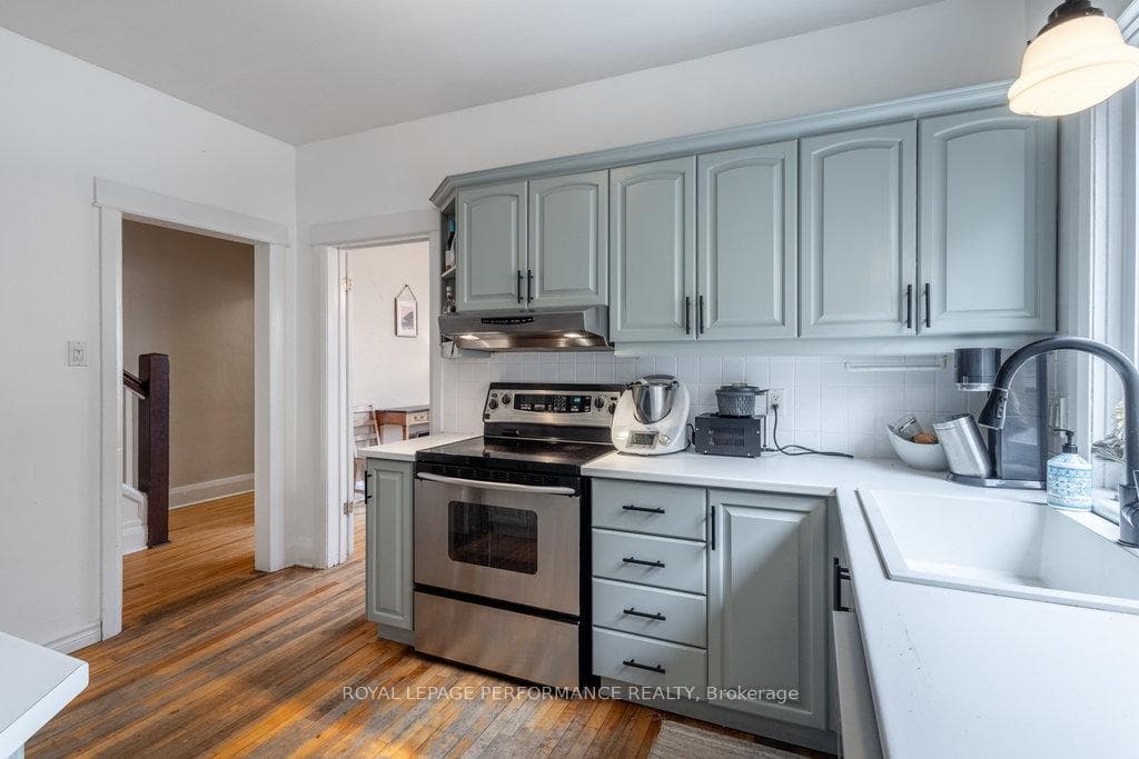 35 Acacia Avenue photo 16