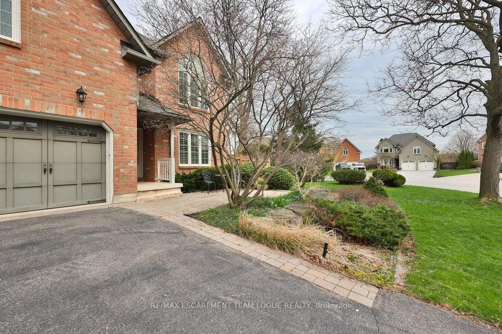 2111 KEVIN Crescent photo 3
