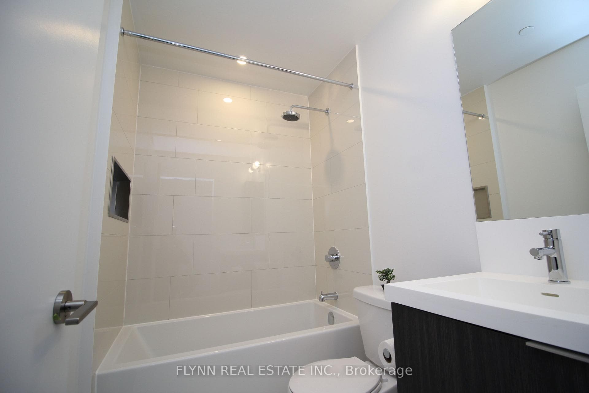 225 Sumach Street Unit 608 photo 14