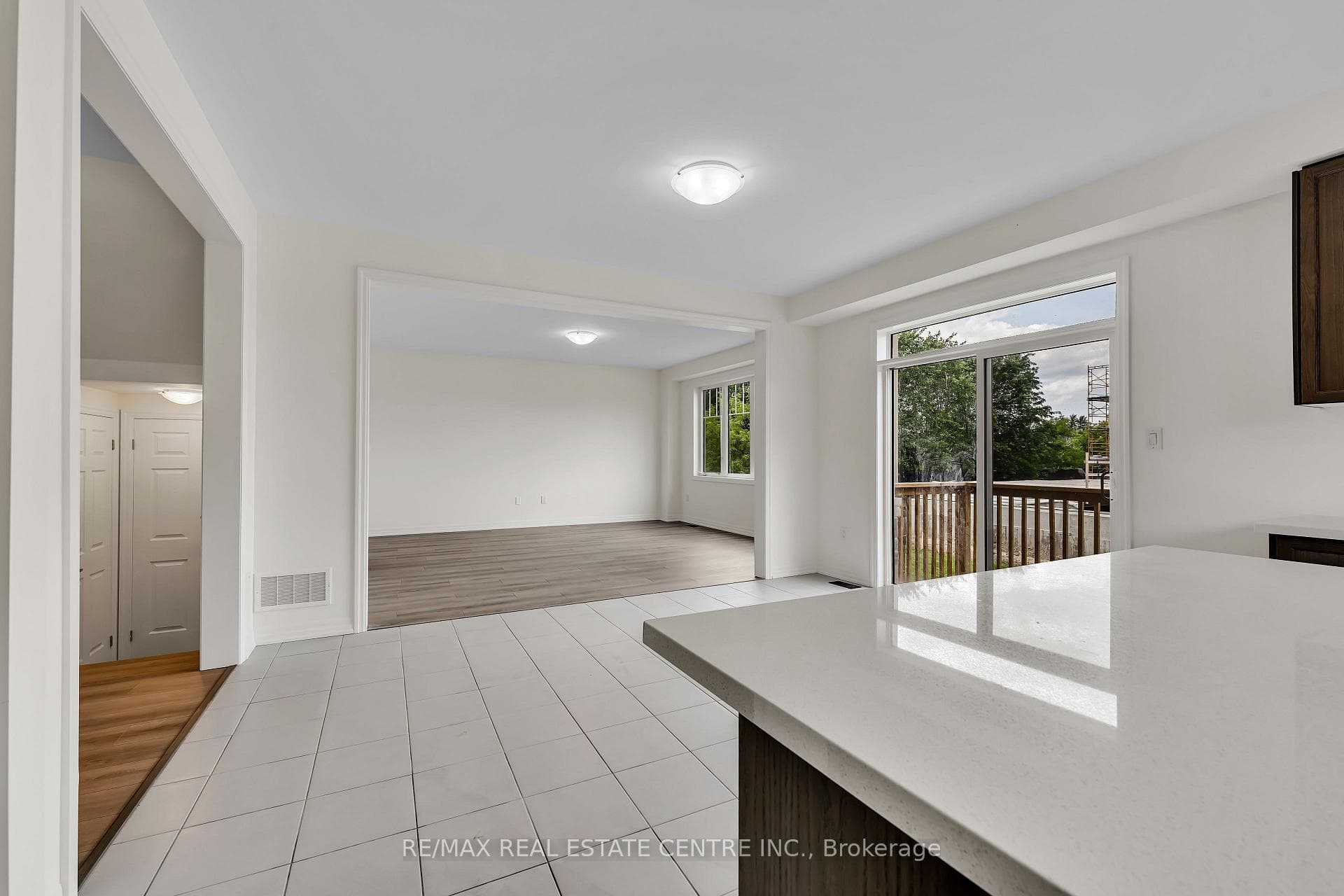 201 Warden Street photo 7
