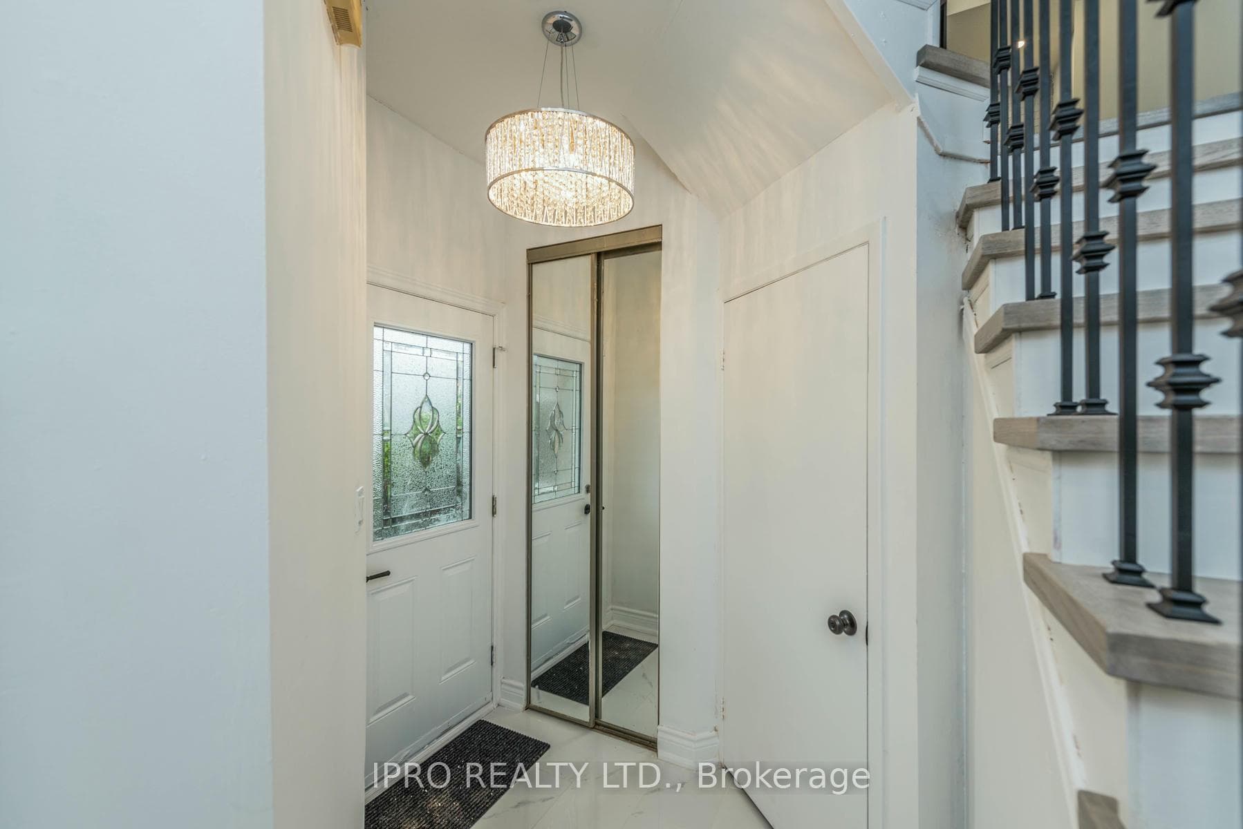 1666 McBrady Crescent photo 5