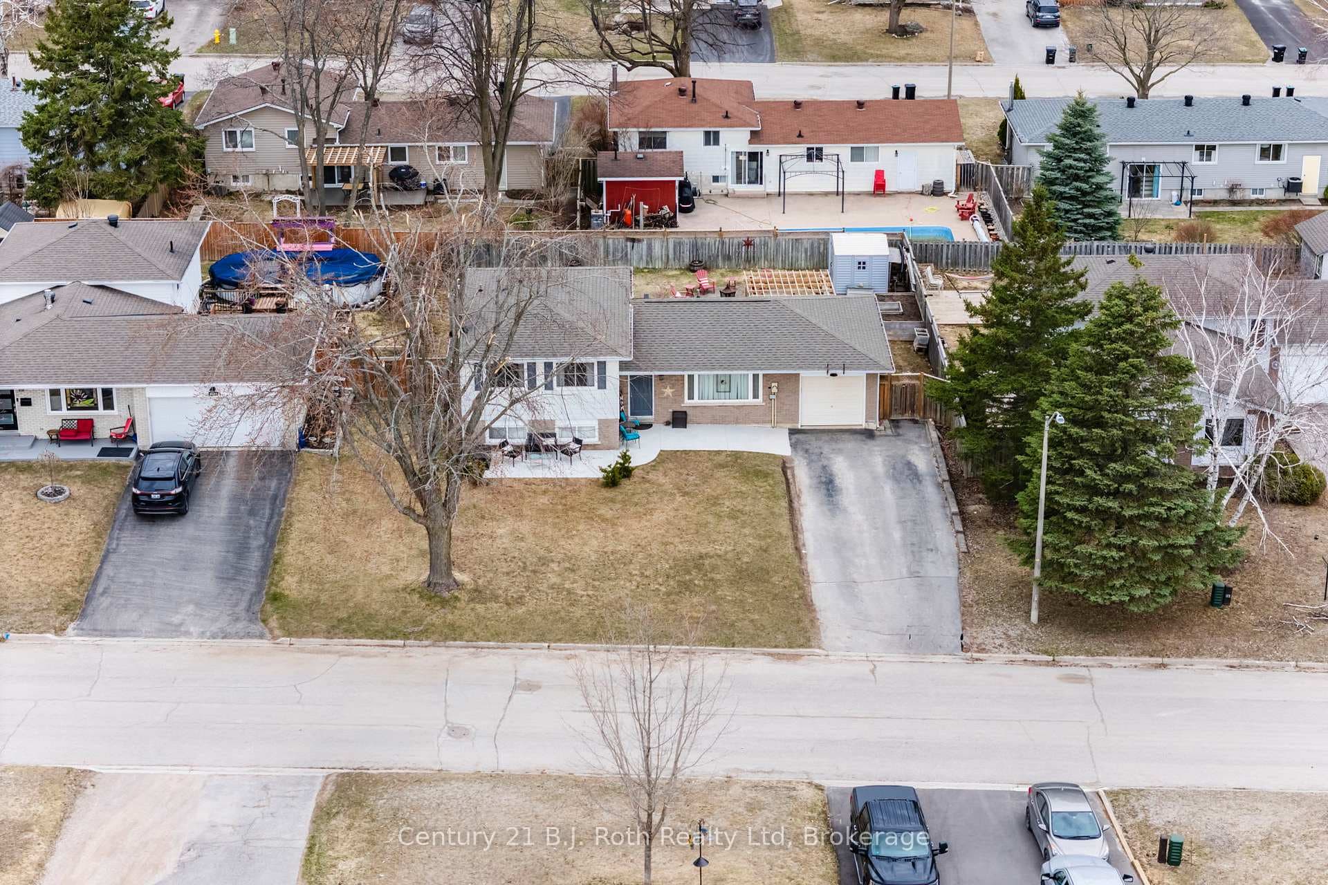 1055 Glen Eagles Crescent photo 38
