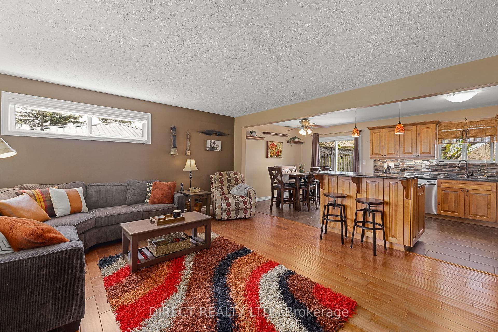 374 Farnham Road photo 5