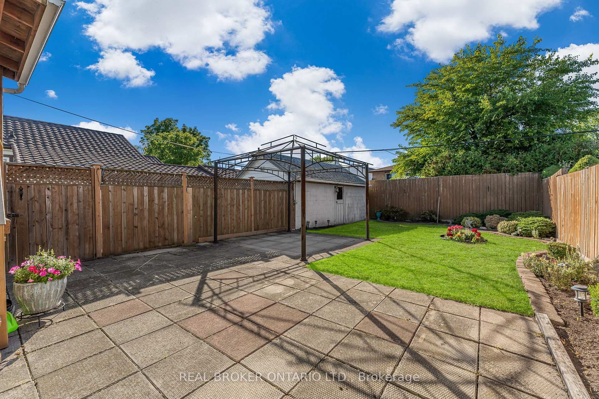 379 Talbot Street photo 25