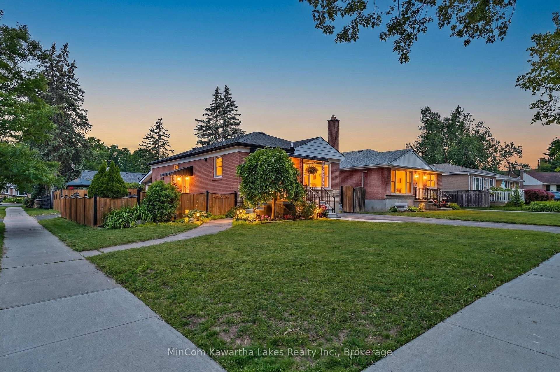 920 Elmdale Crescent photo 3