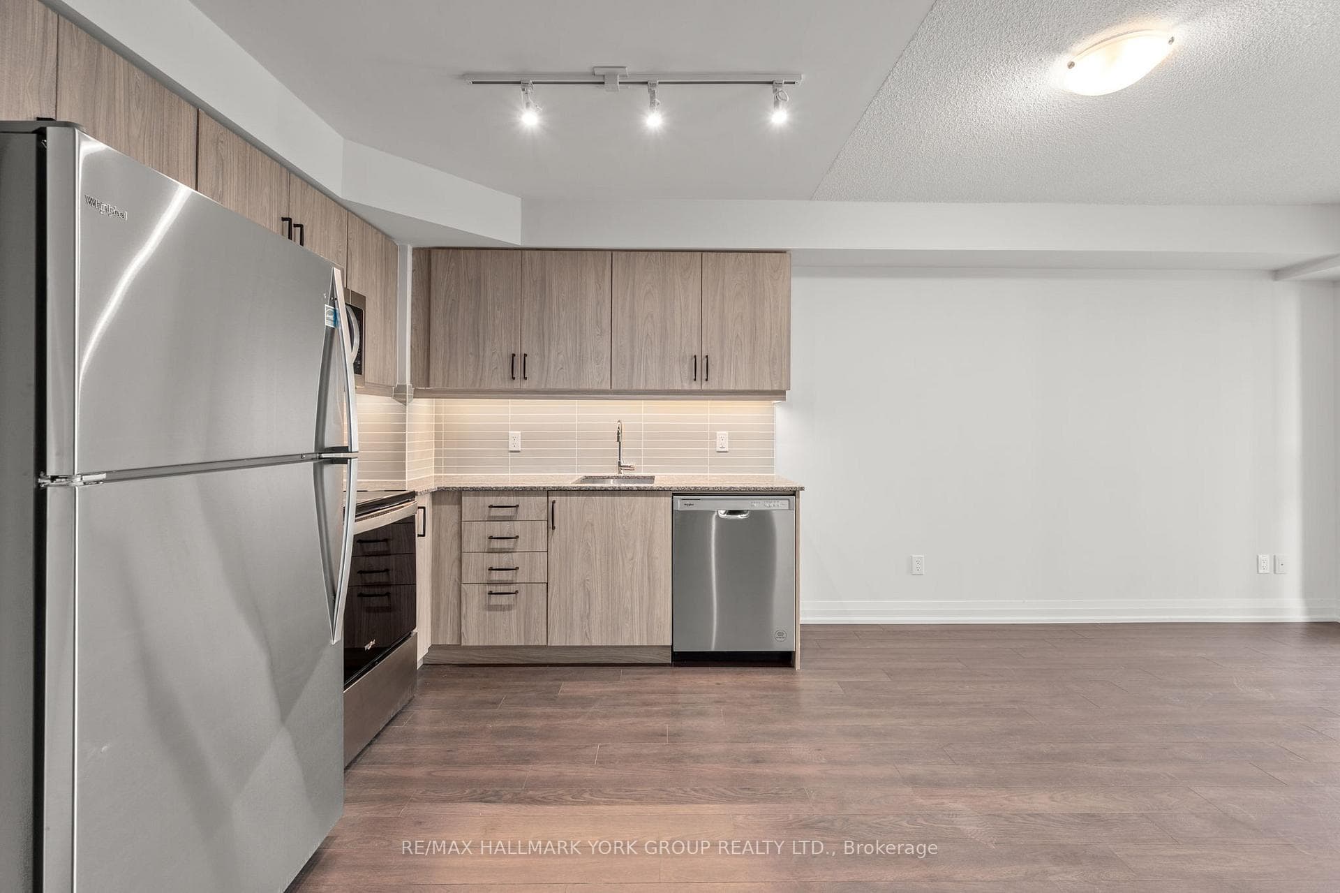 20 Meadowglen Place Unit 903 photo 8