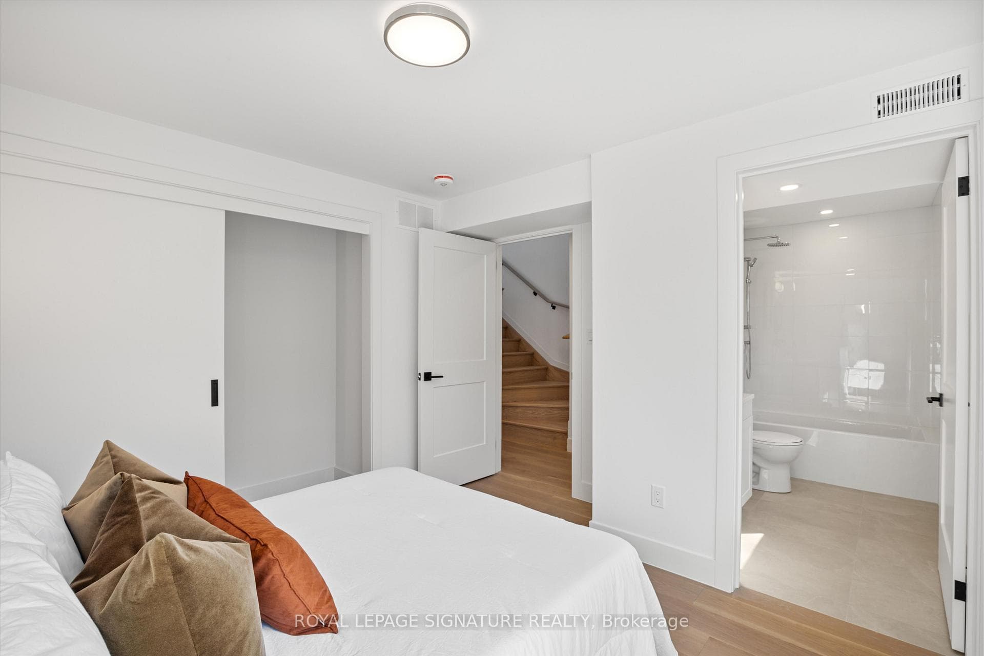 1 Heydon Park Road Unit Main/Upper photo 17