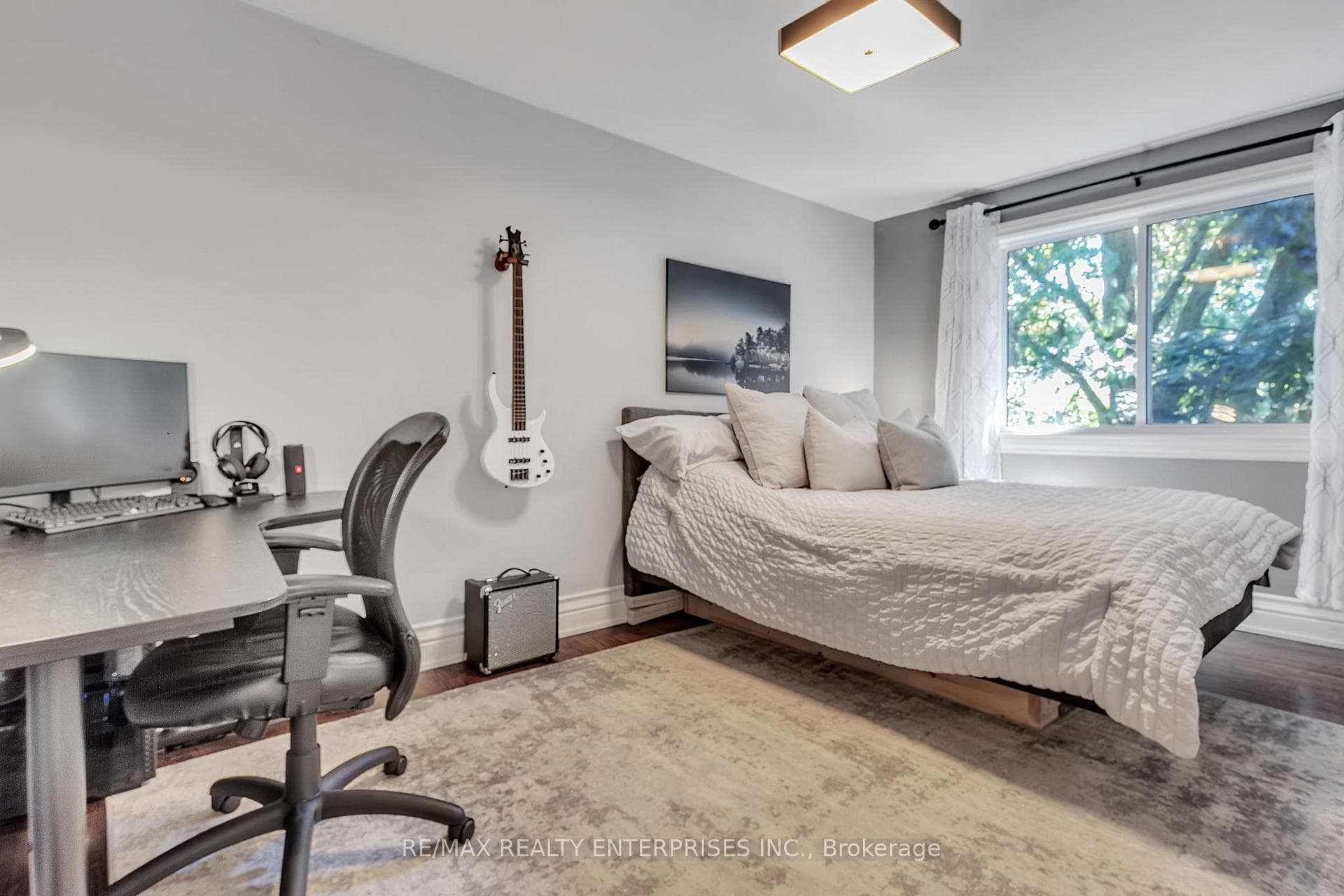 1720 Valentine Gardens photo 25
