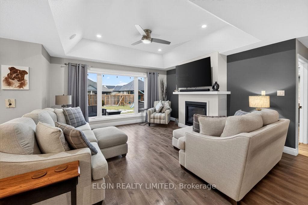 40 Glengariff Drive photo 3
