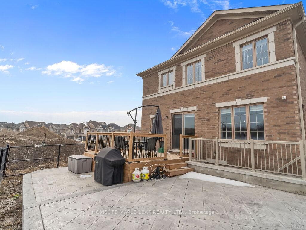 35 Dotchson Avenue photo 4