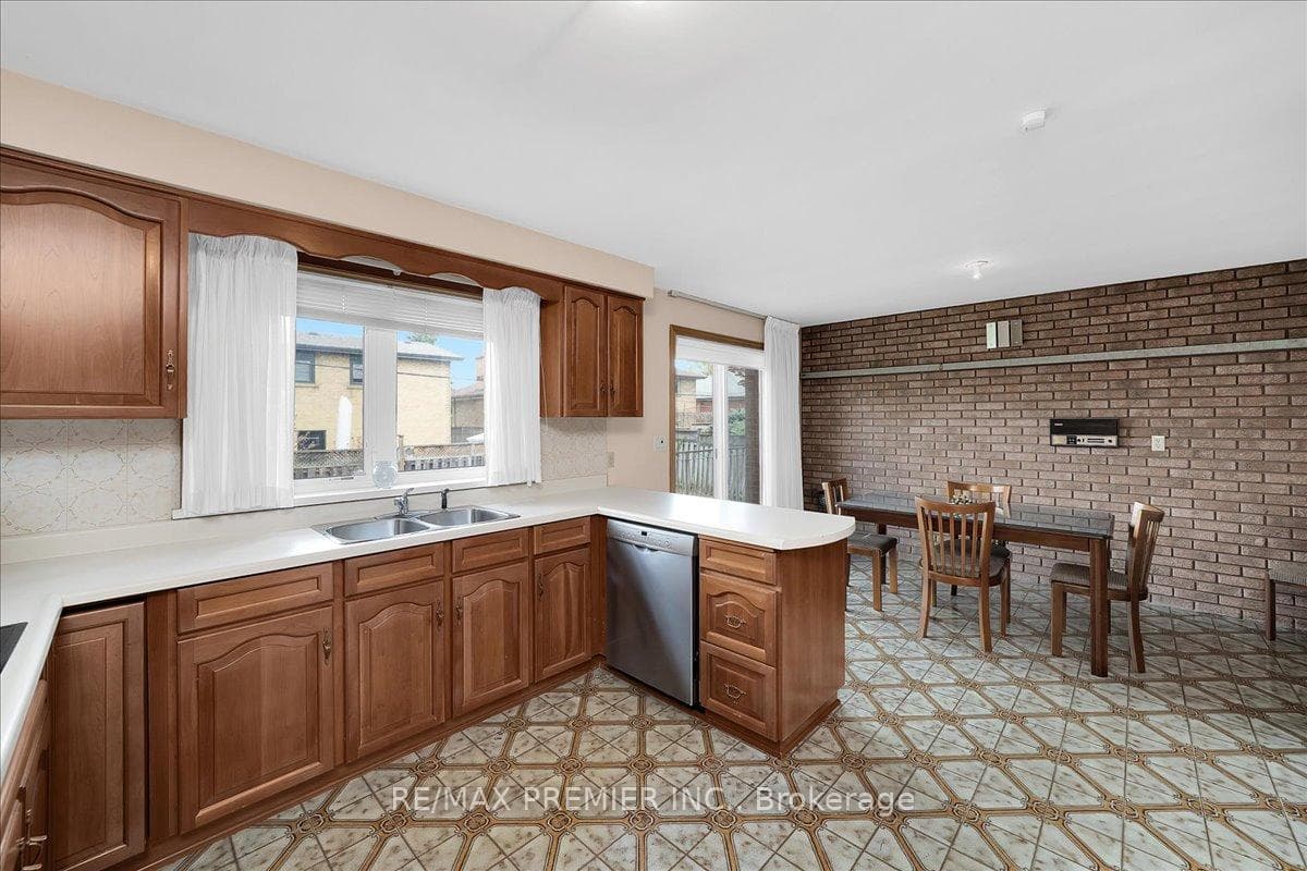 100 Hallsport Crescent photo 15