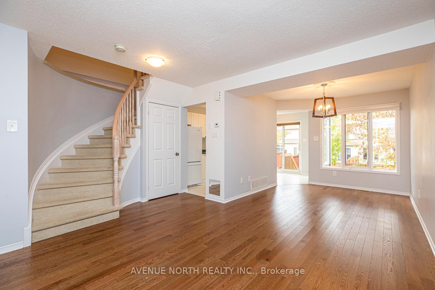 497 Lawler Crescent photo 6
