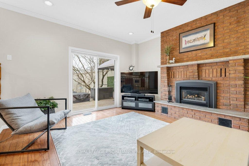 30 Springbrook Crescent photo 12