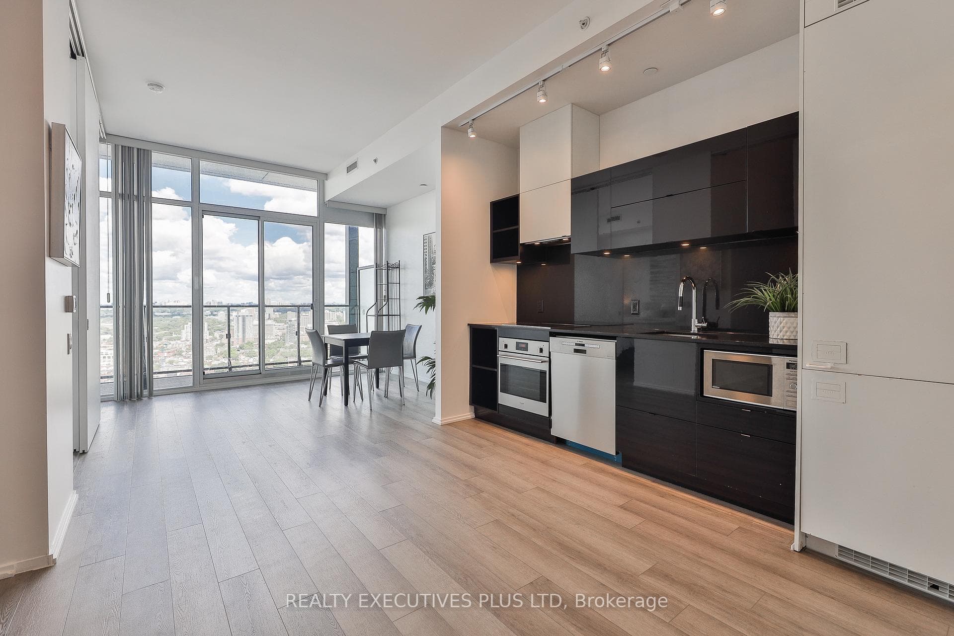 125 Peter Street Unit 3604 photo 4