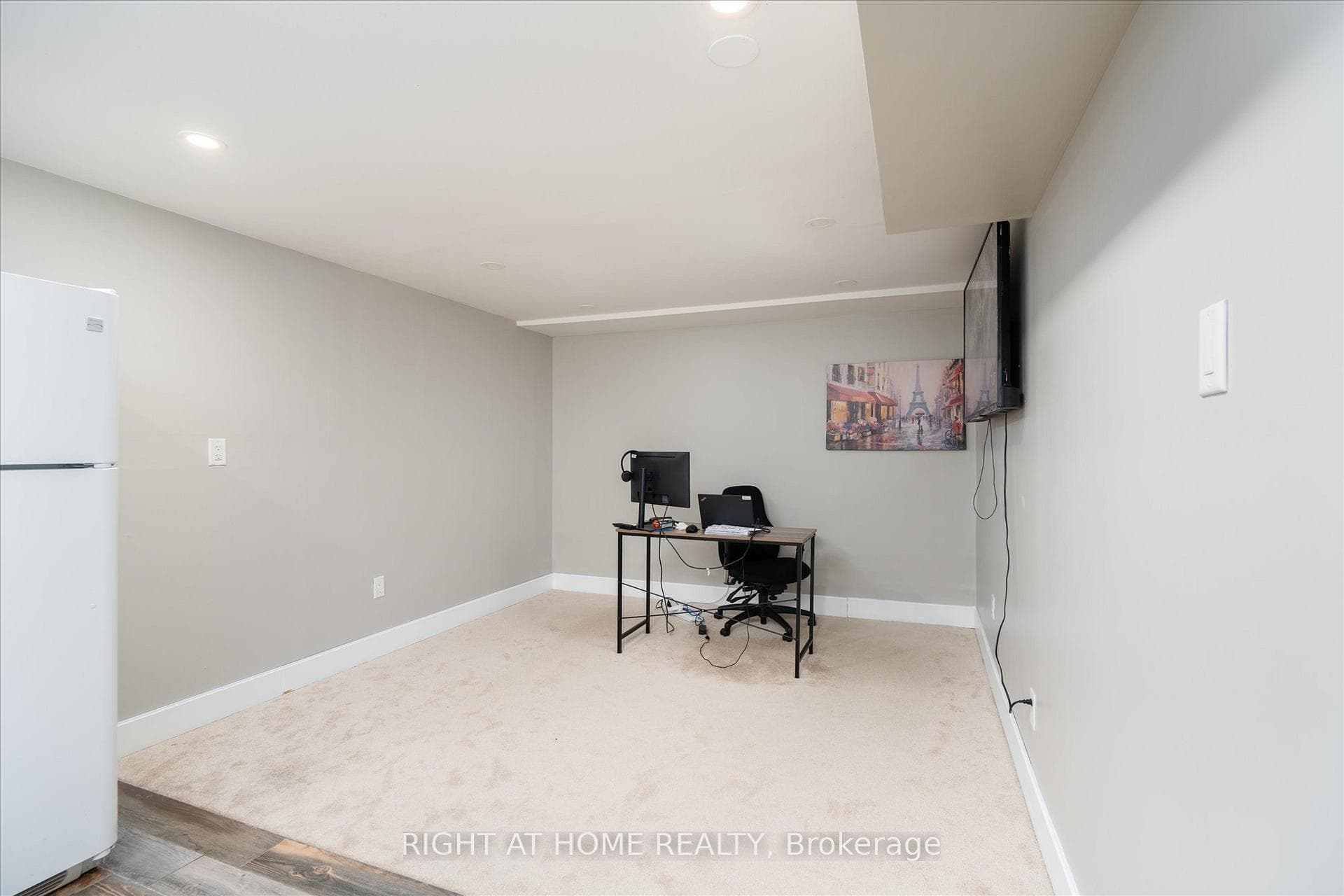 1306 Fenelon Crescent photo 18