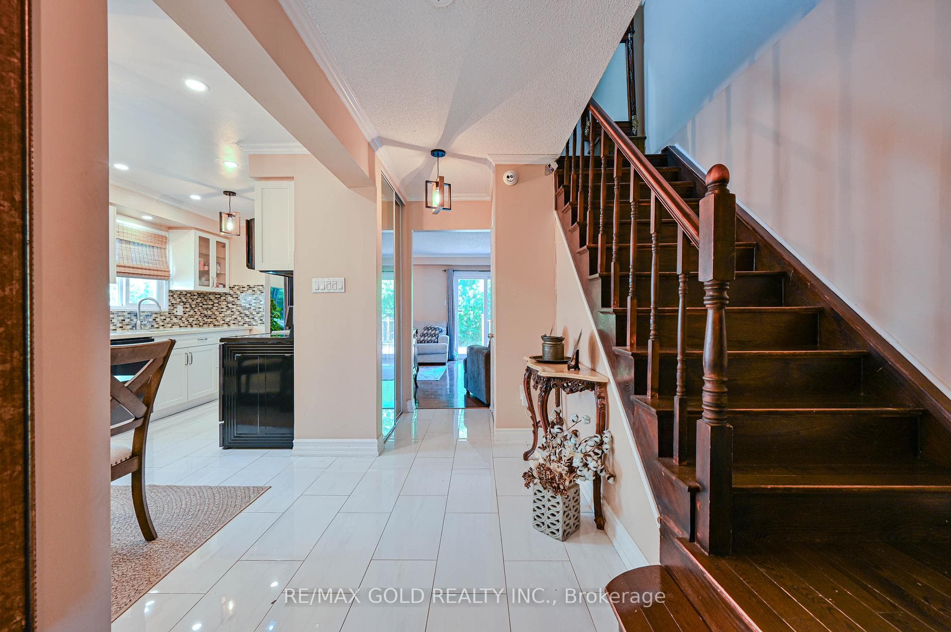 126 Newbridge Crescent photo 2