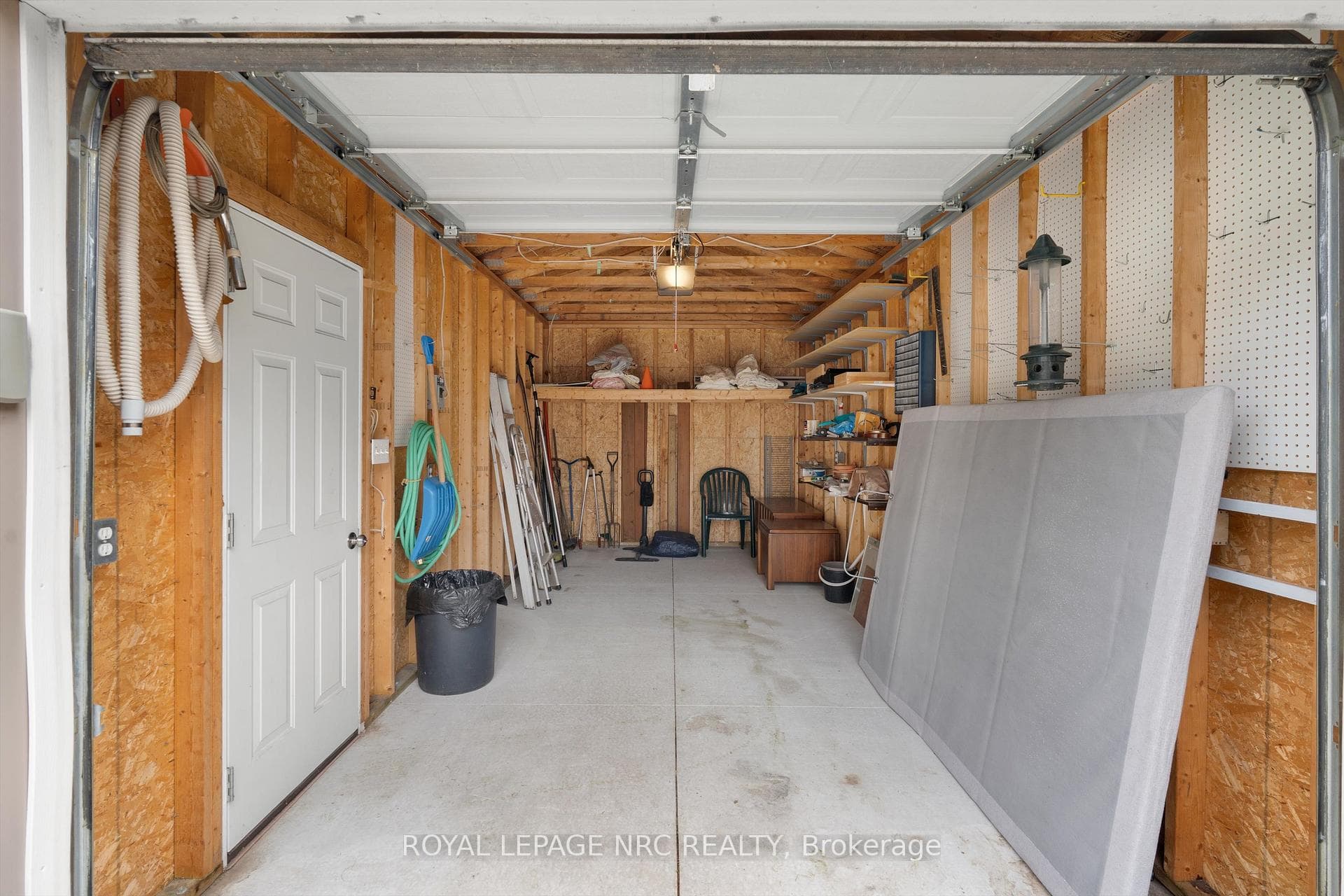 Single Garage with Hydro!