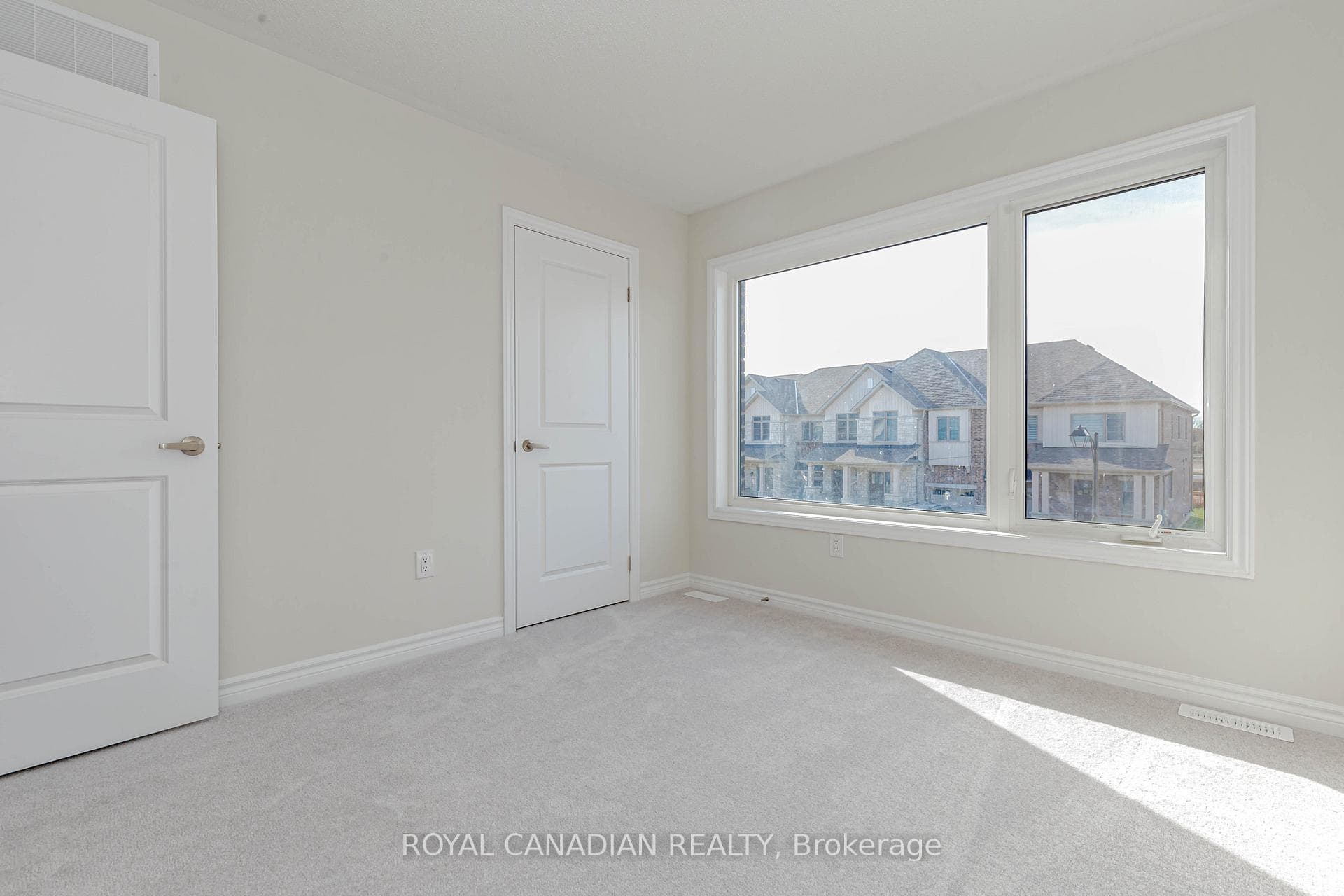 2 Molnar Crescent photo 36