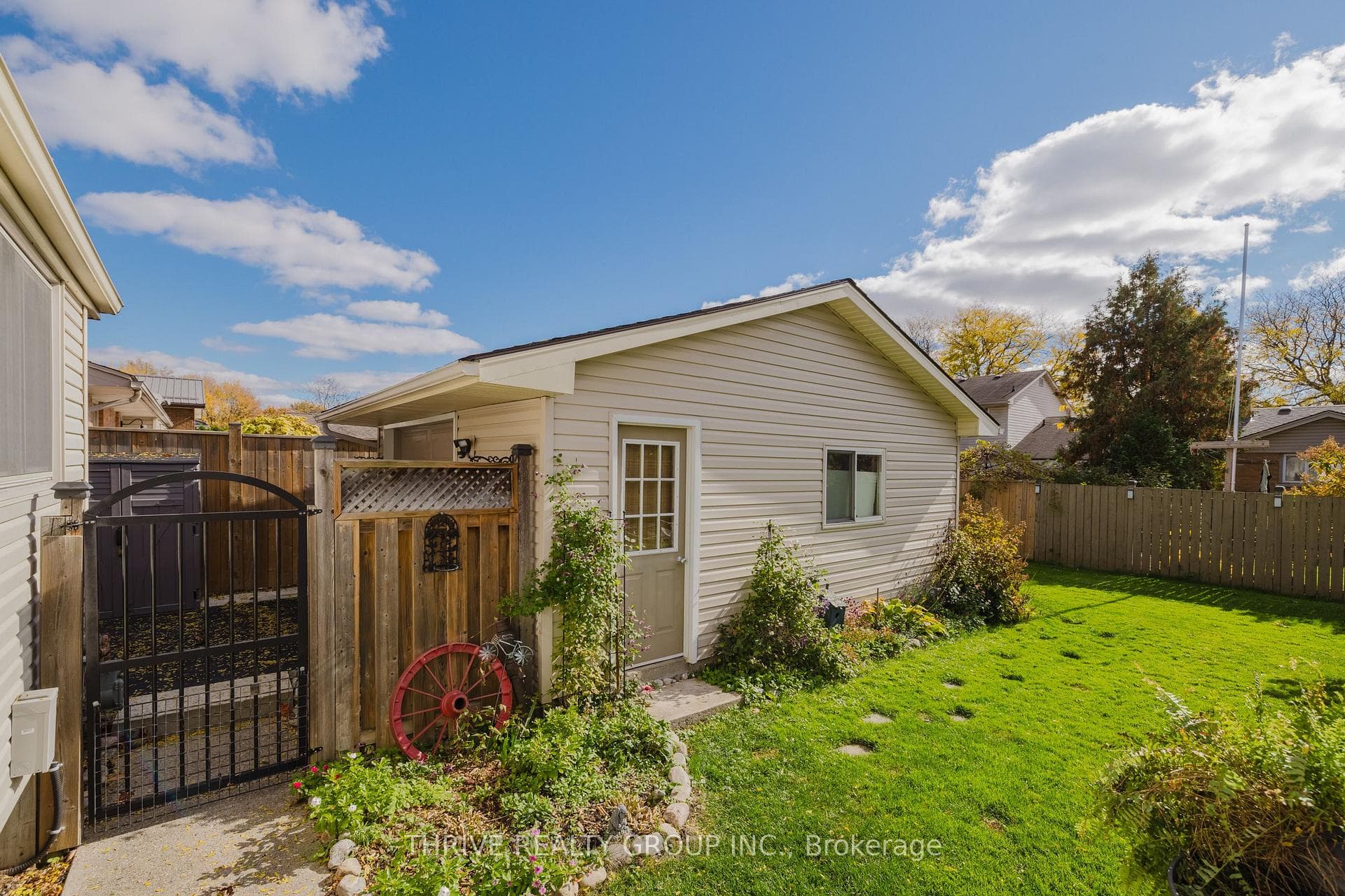 112 Downing Crescent photo 32