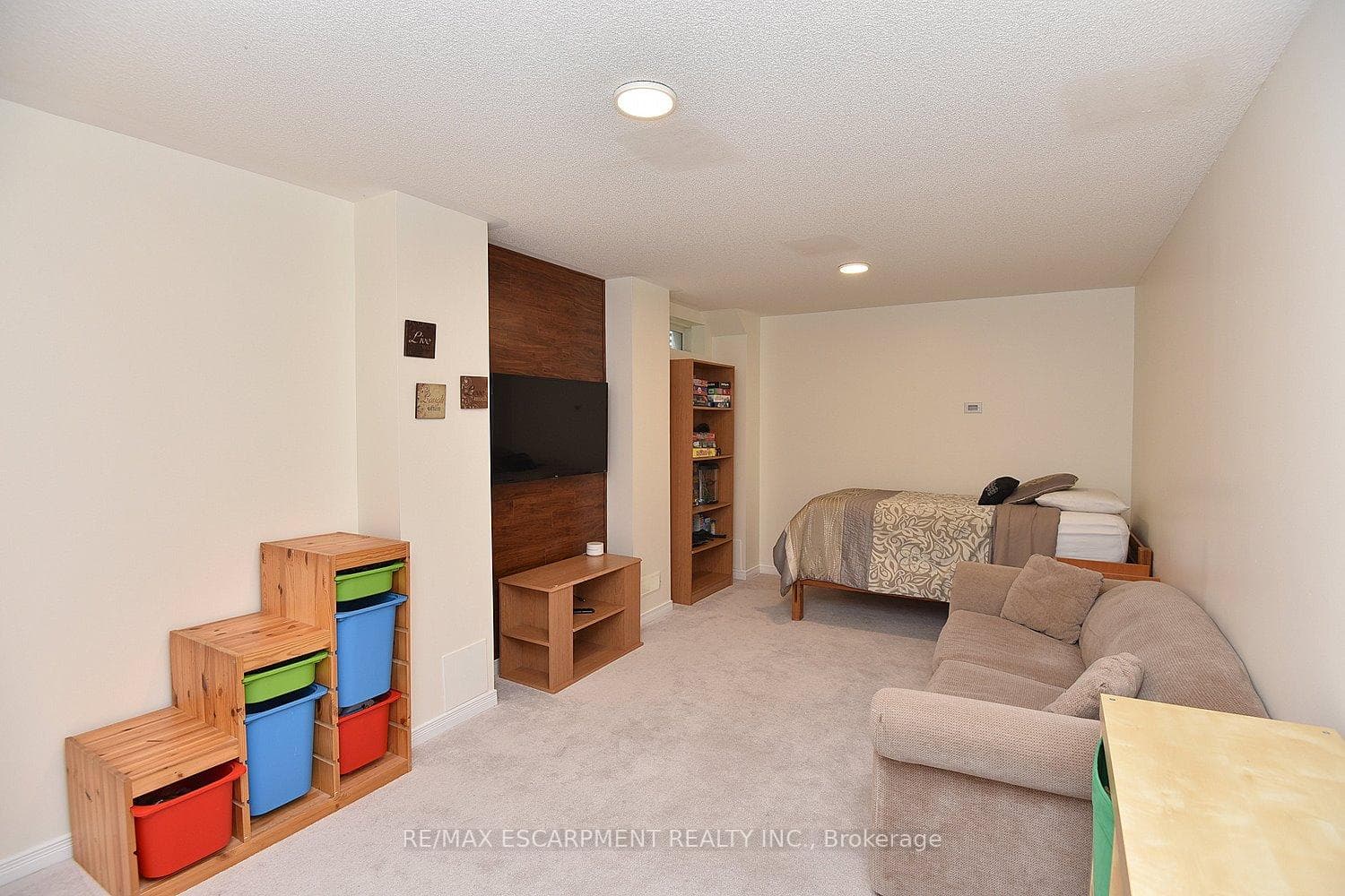 670 Lott Crescent photo 36
