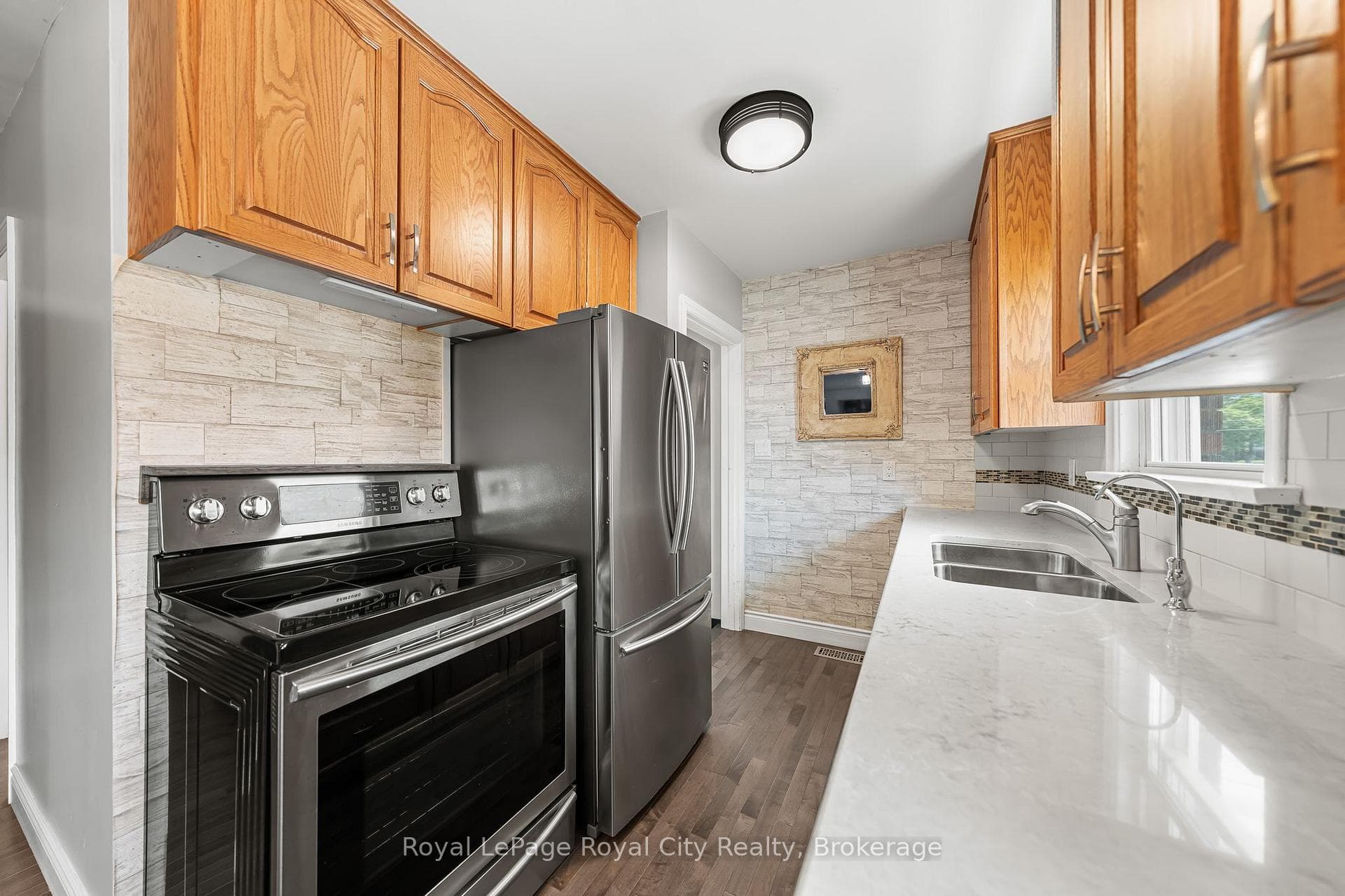 281 Metcalfe Street photo 8