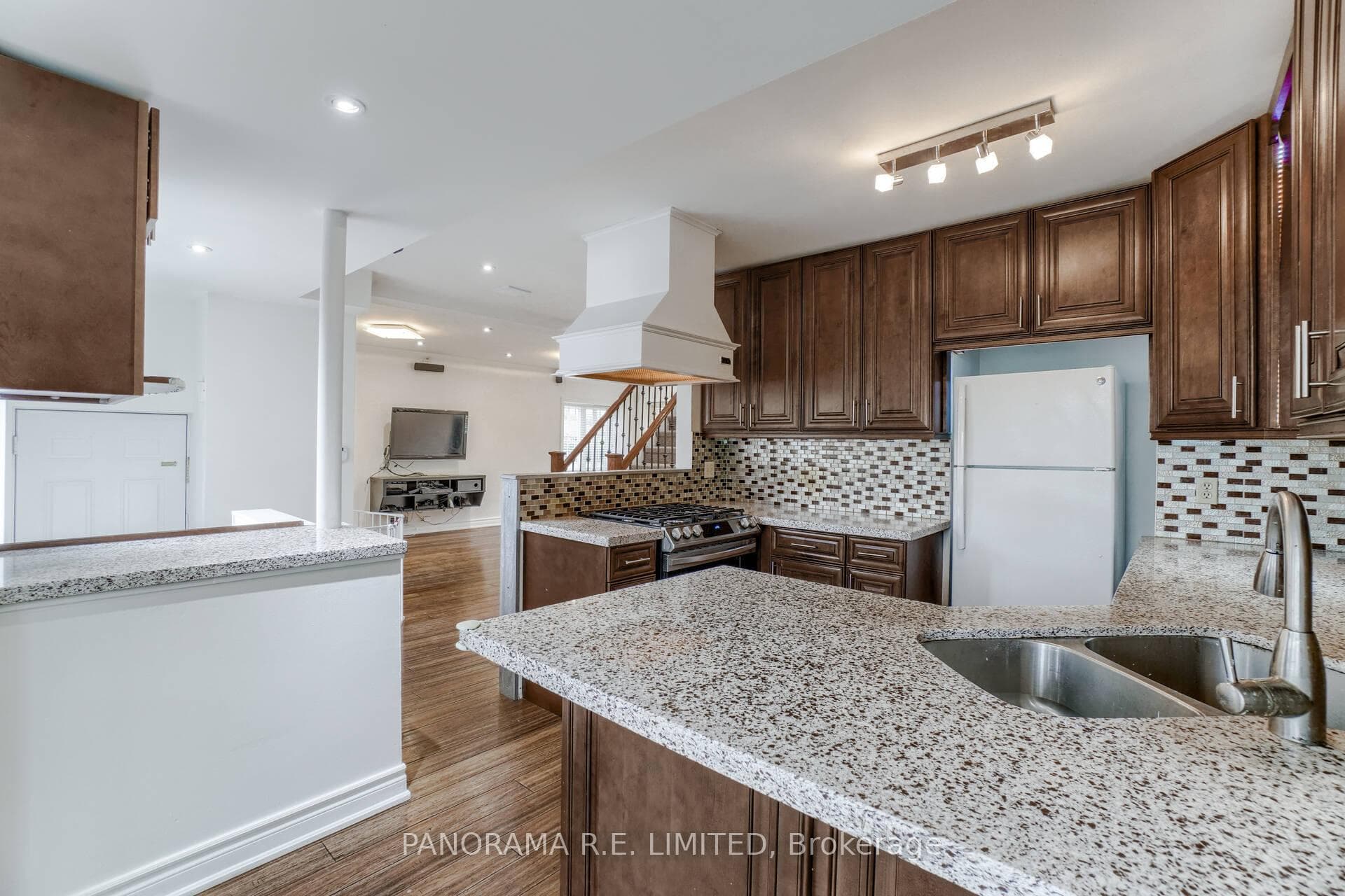 395 Burnhamthorpe Road photo 3