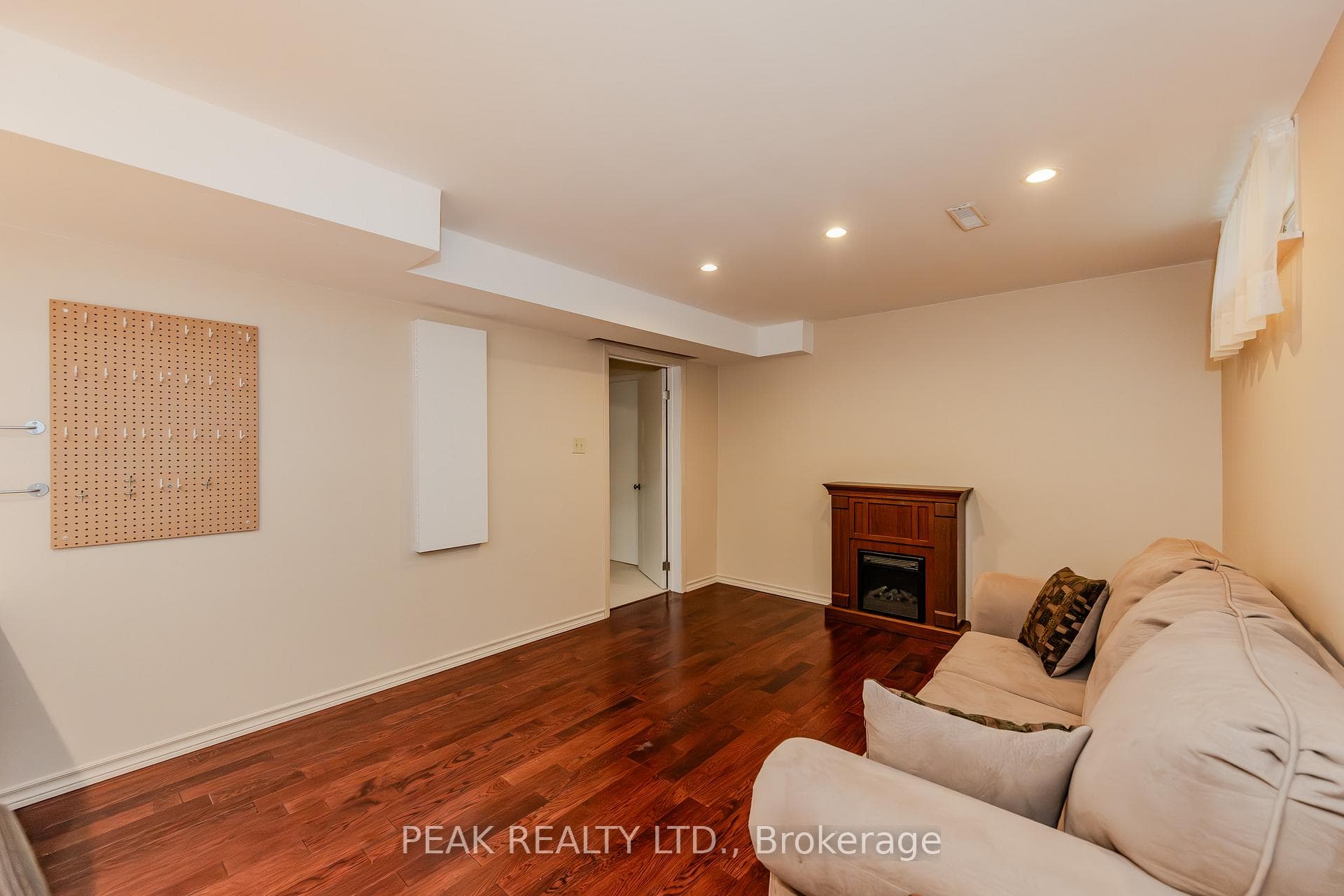 600 Stonebury Crescent photo 28