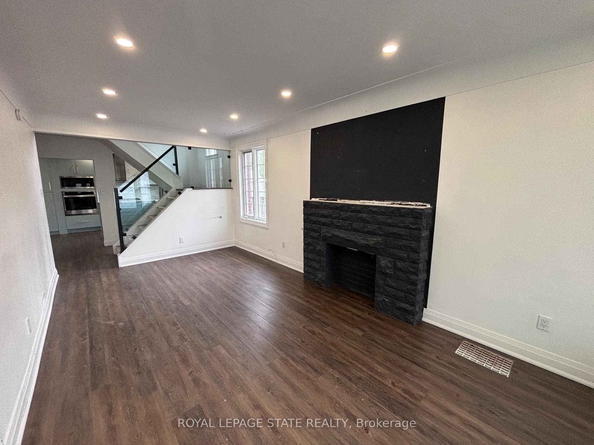 122 Queensdale Avenue photo 4