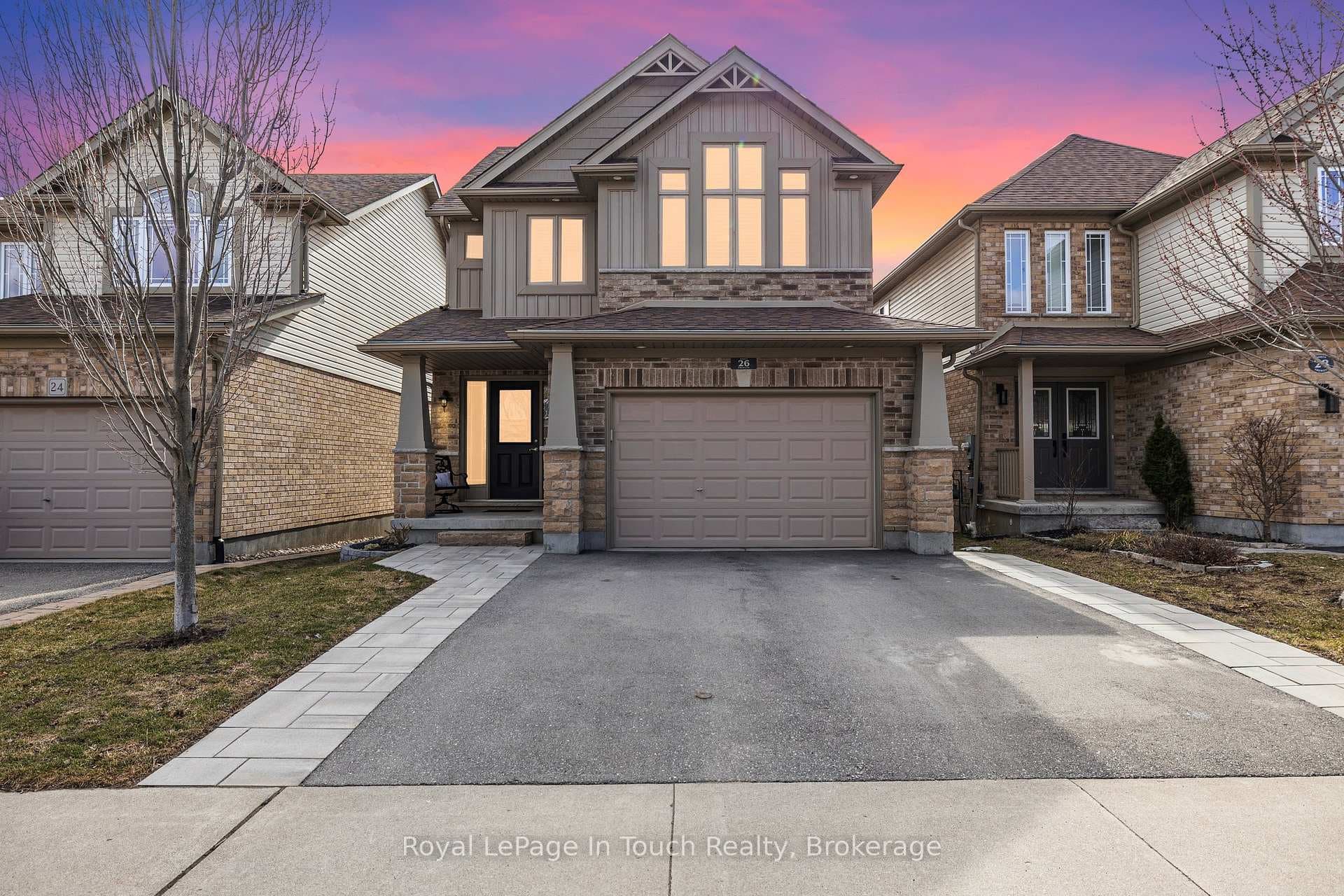 26 Oakes Crescent photo 1