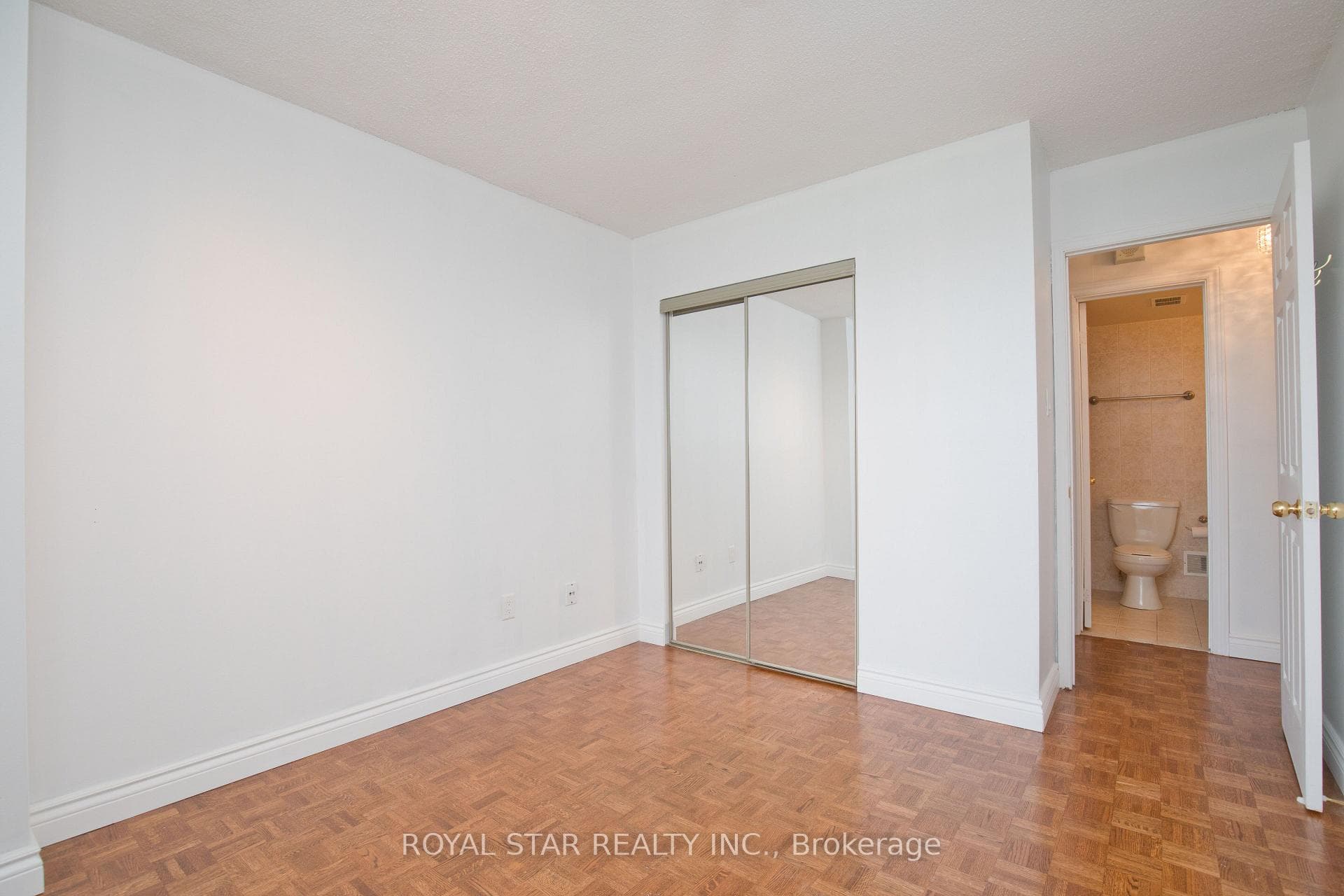 1535 Lakeshore Road Unit 1607 photo 26