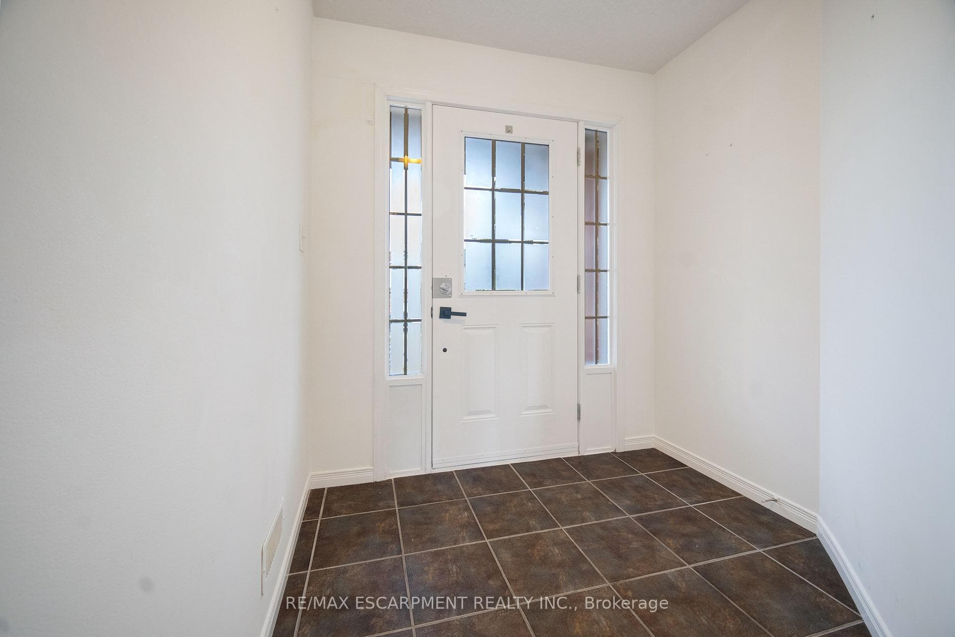 284 Sophia Crescent photo 3