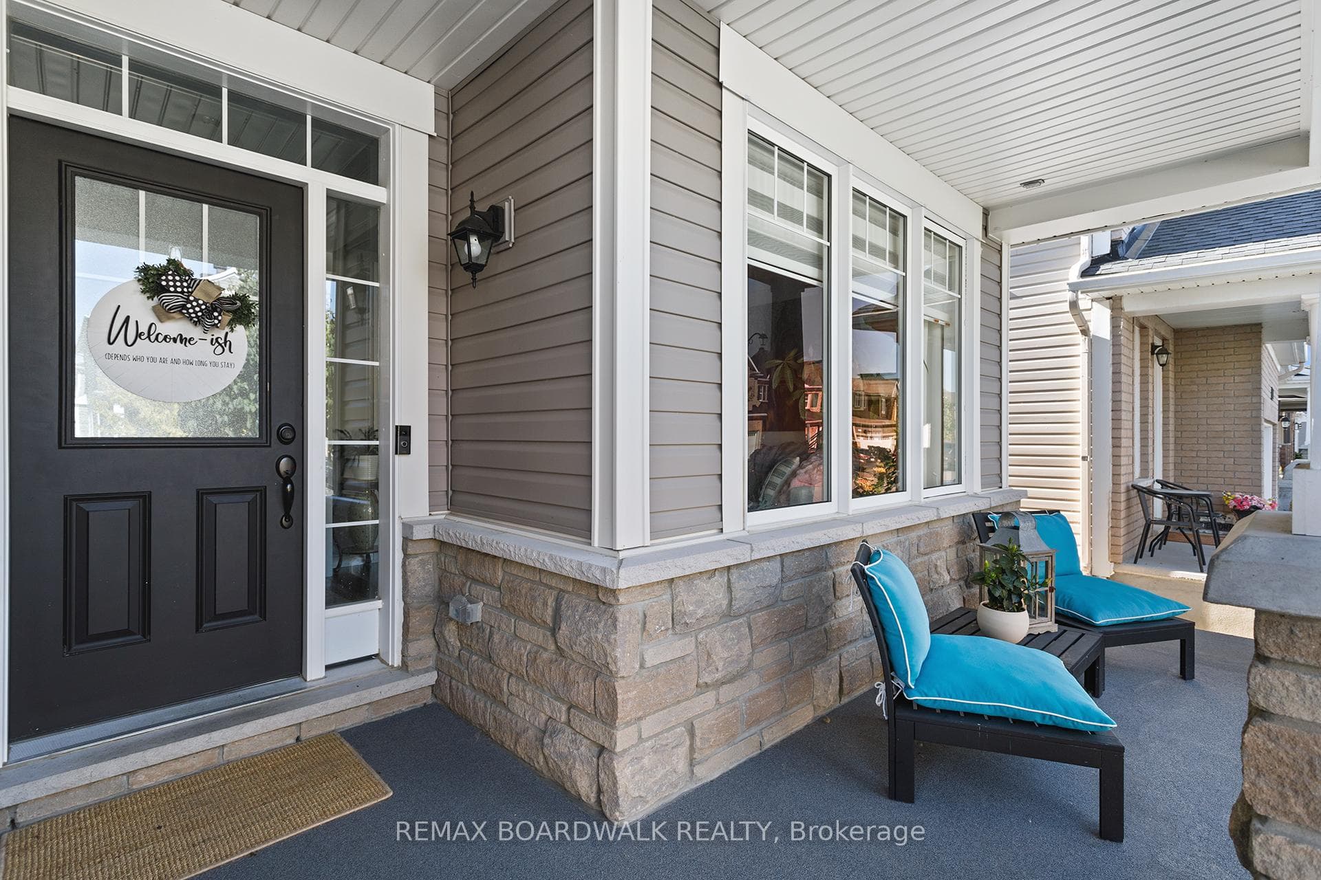 Large, welcoming front porch!