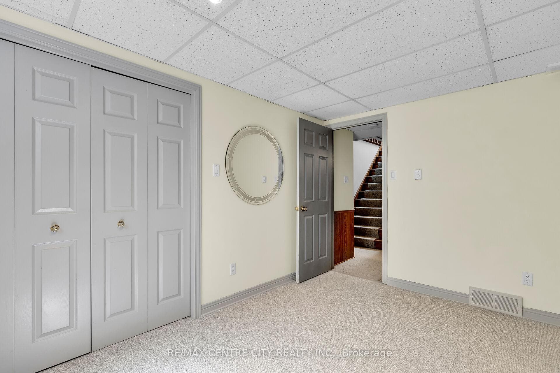 439 Grosvenor Street photo 34