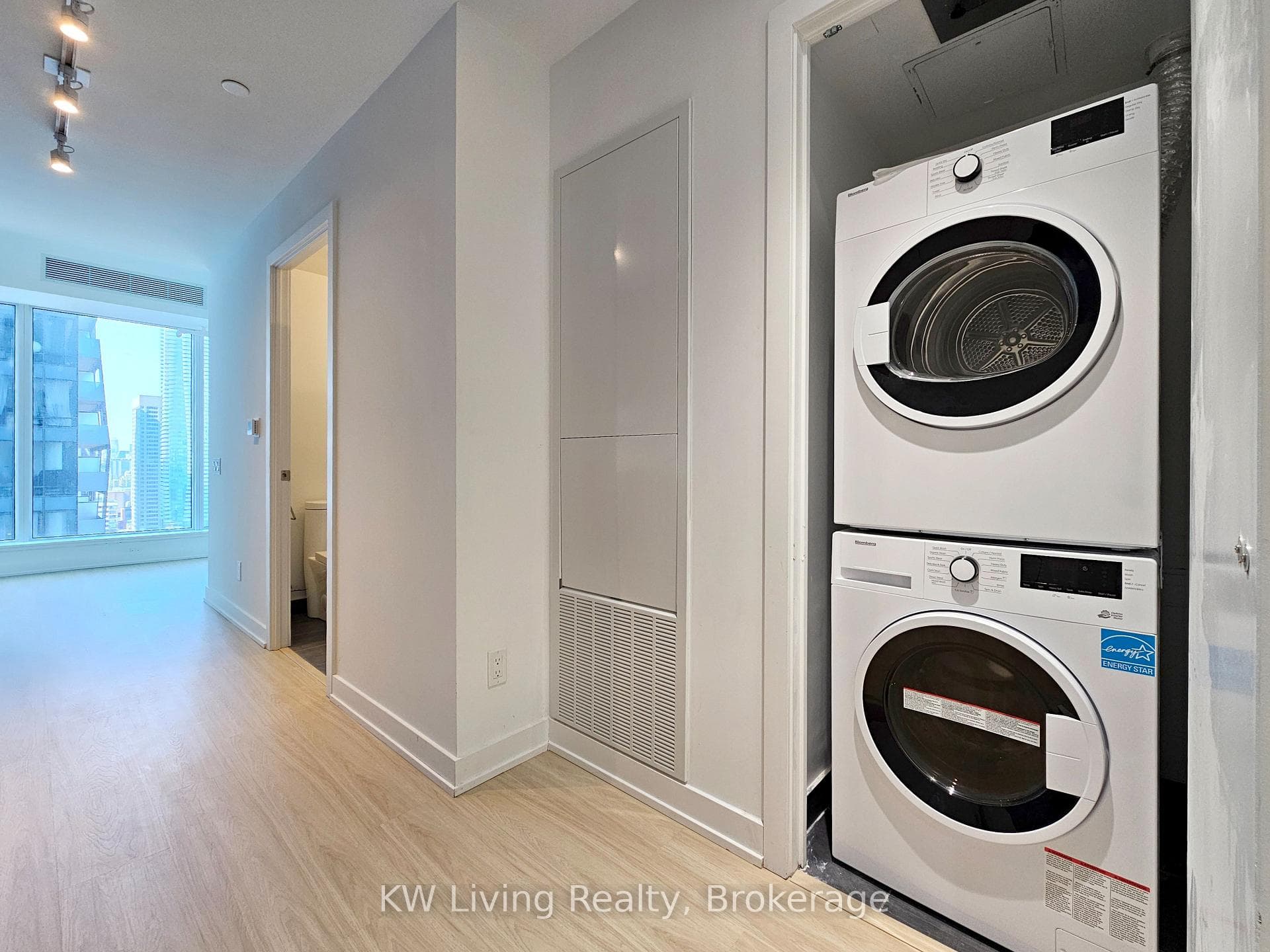 8 Wellesley Street Unit 3208 photo 13