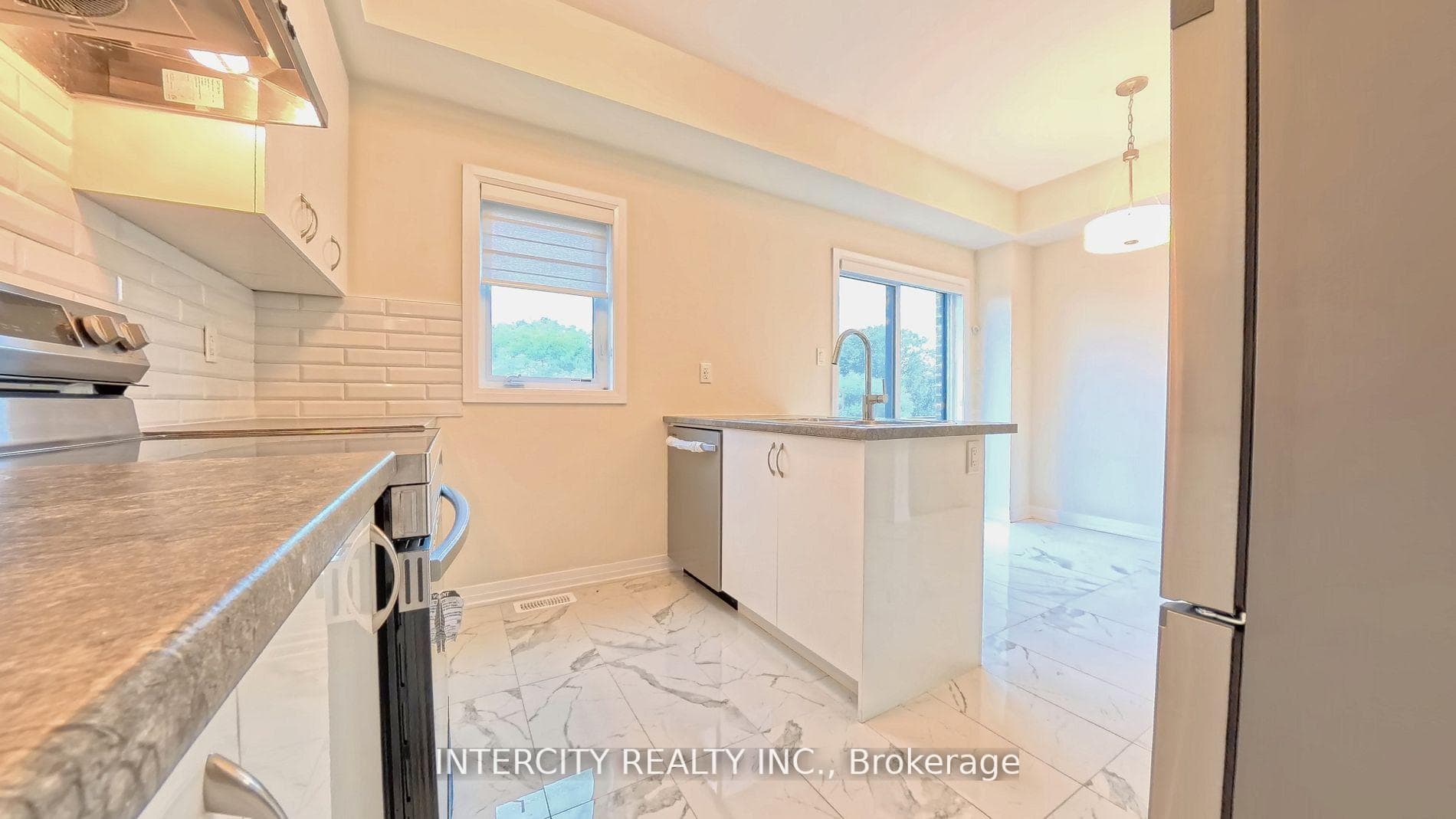 76 Fieldridge Crescent photo 8