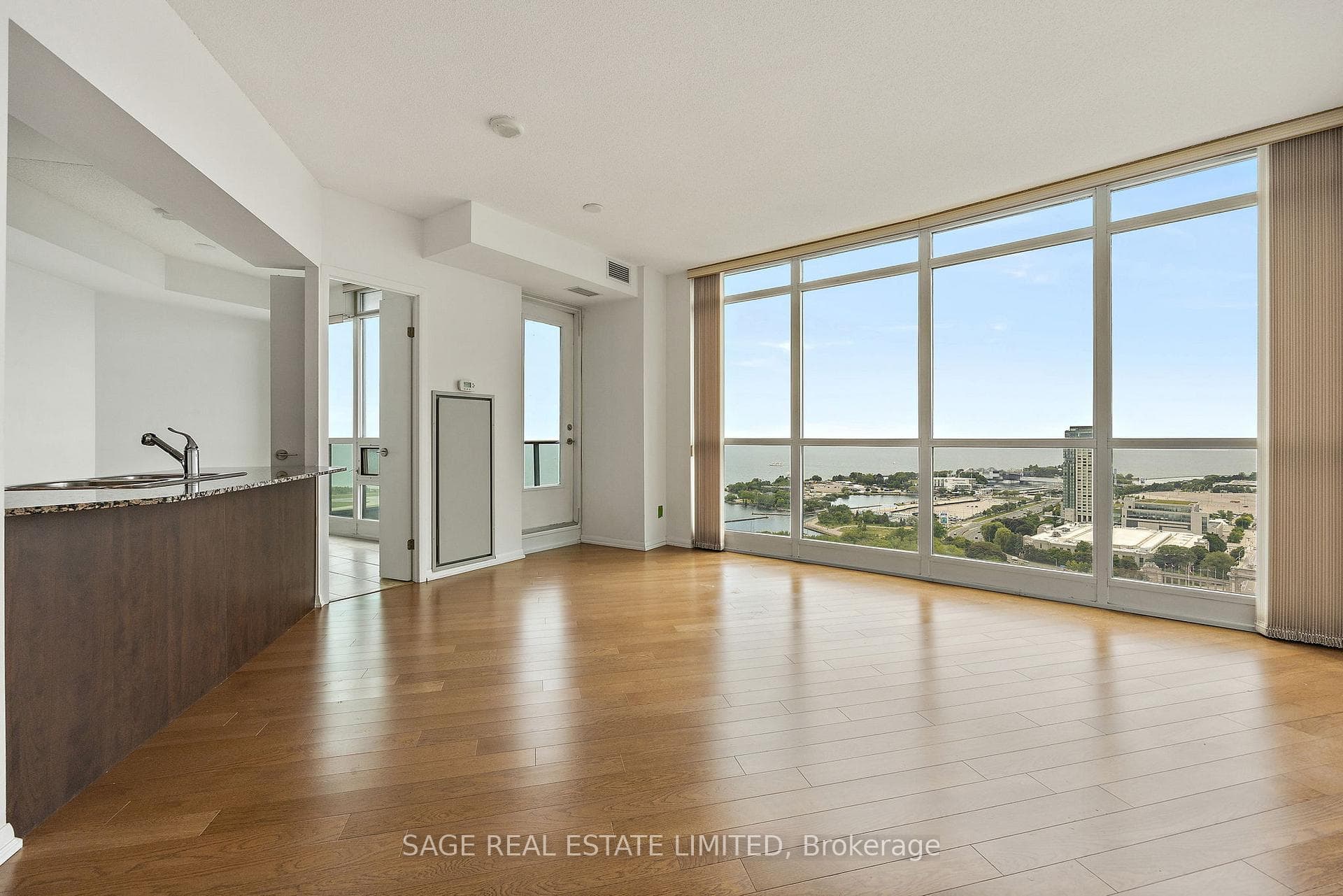 215 Fort York Boulevard Unit 3205 photo 2