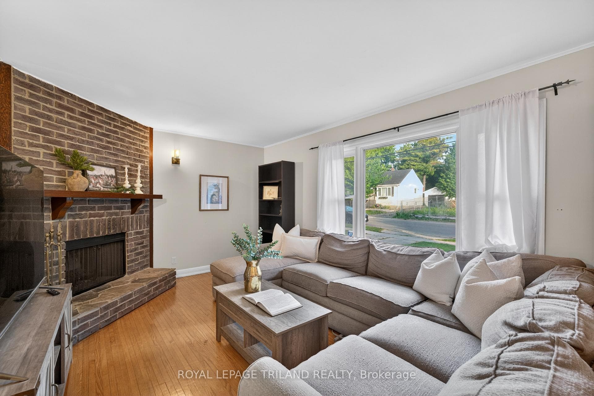 706 Victoria Street photo 8