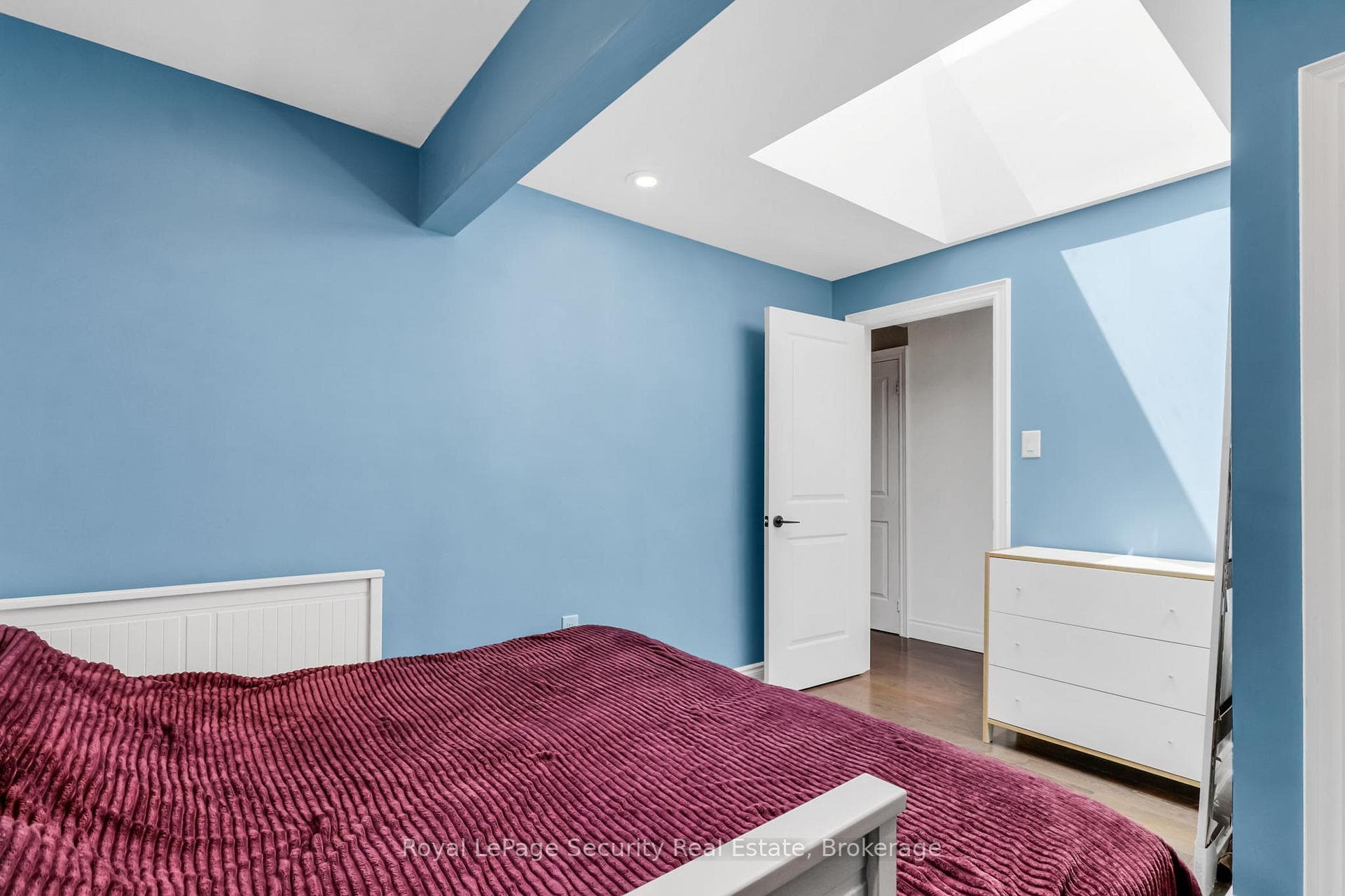 5976 Tenth Line photo 18