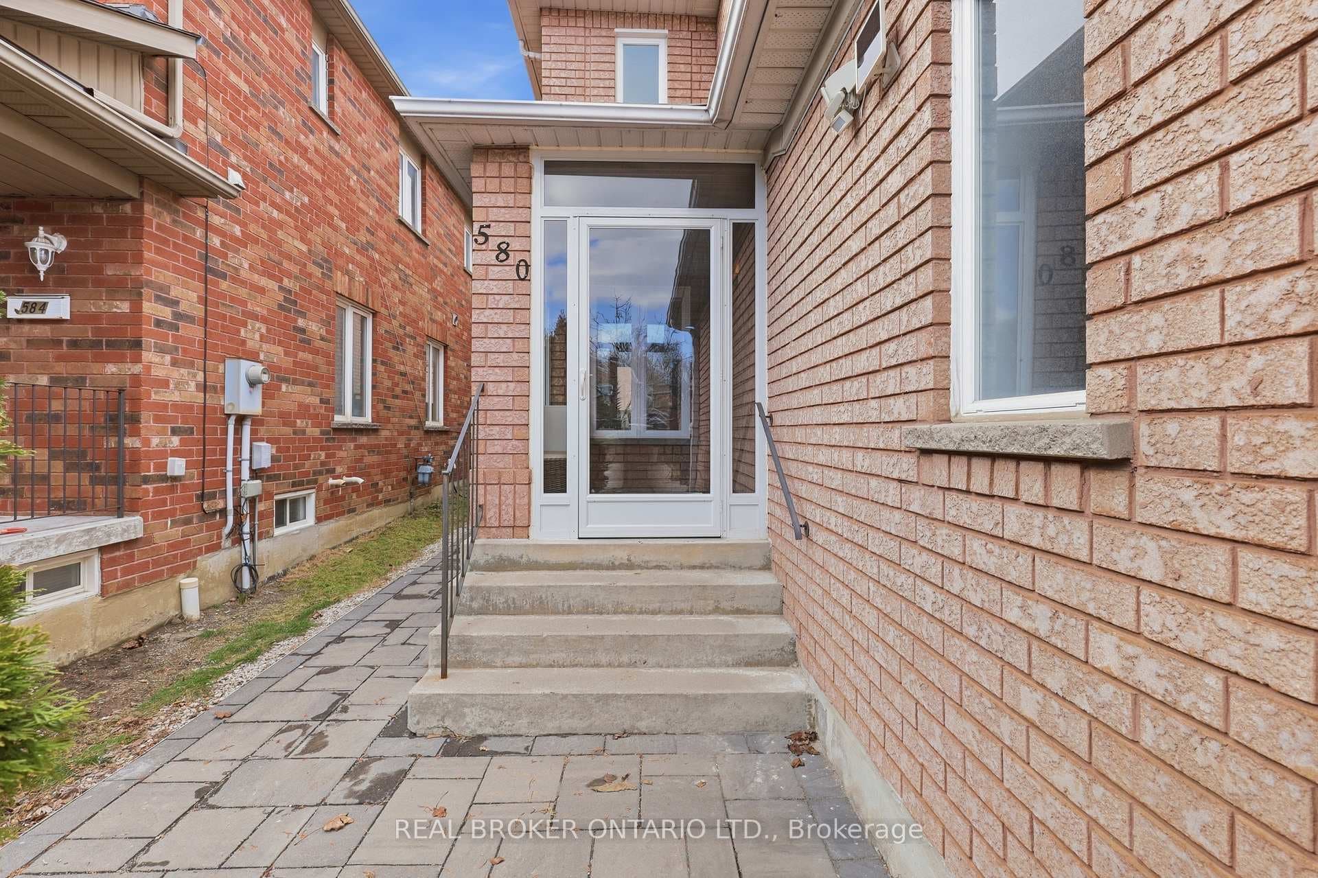 580 Summer Park Crescent photo 3