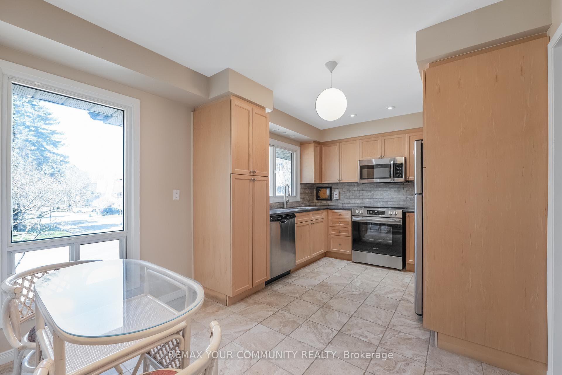 97 Poplar Crescent photo 11