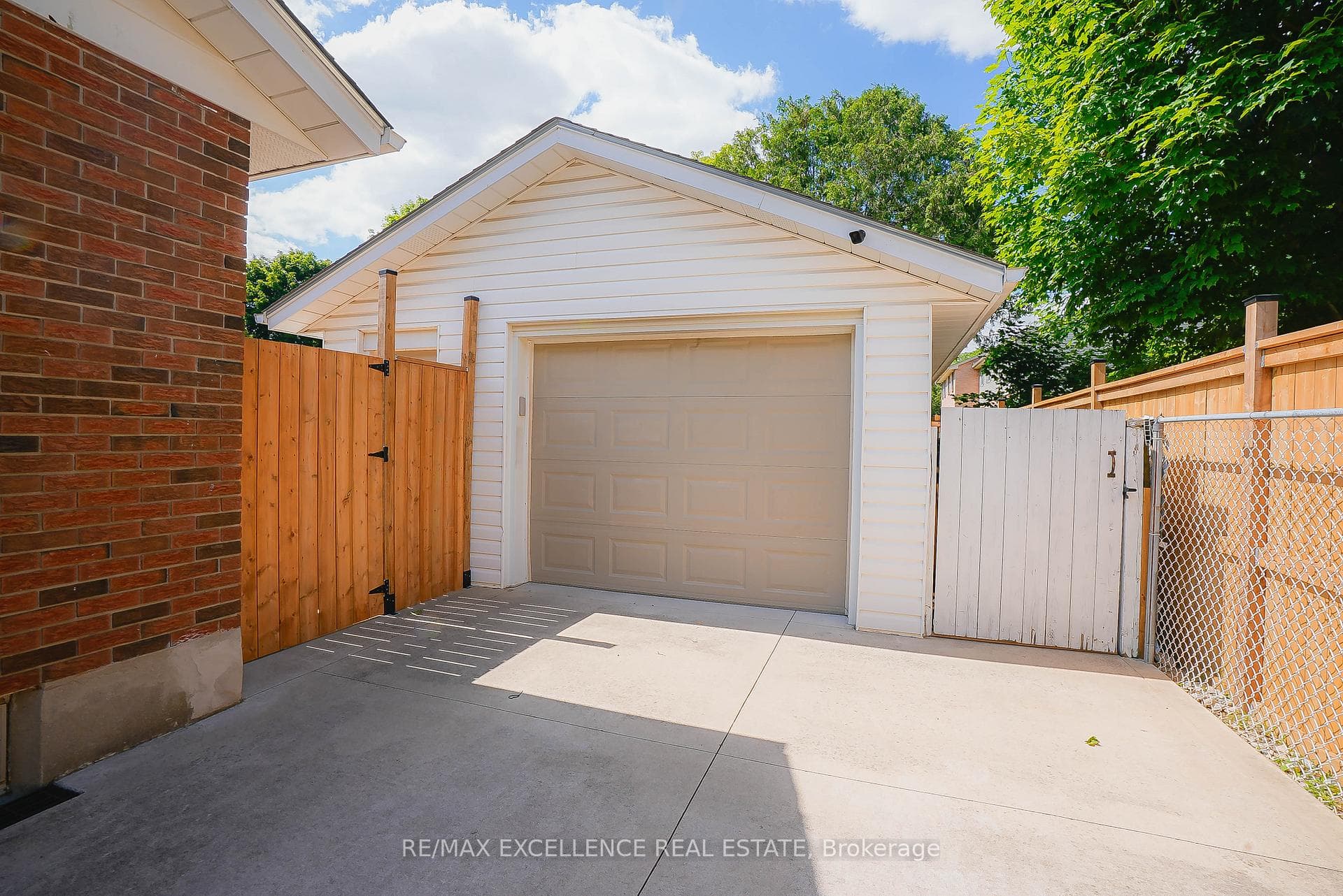 1257 VICTORIA Drive photo 16
