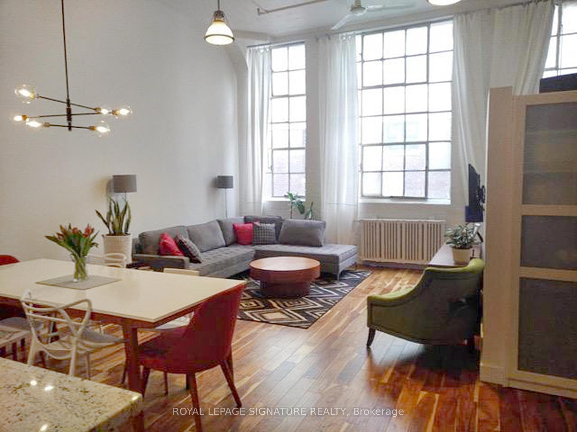 245 Carlaw Avenue Unit 512 photo 2