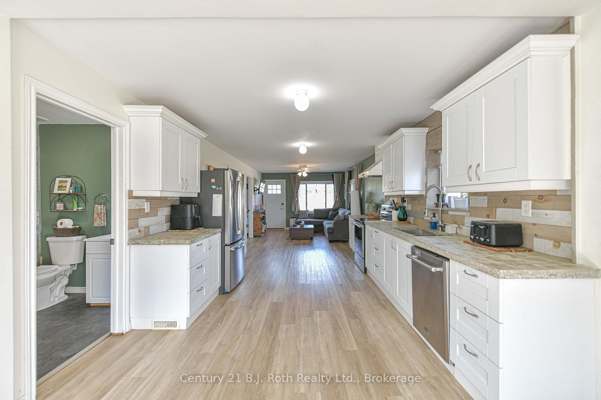 8441 11 Highway photo 39