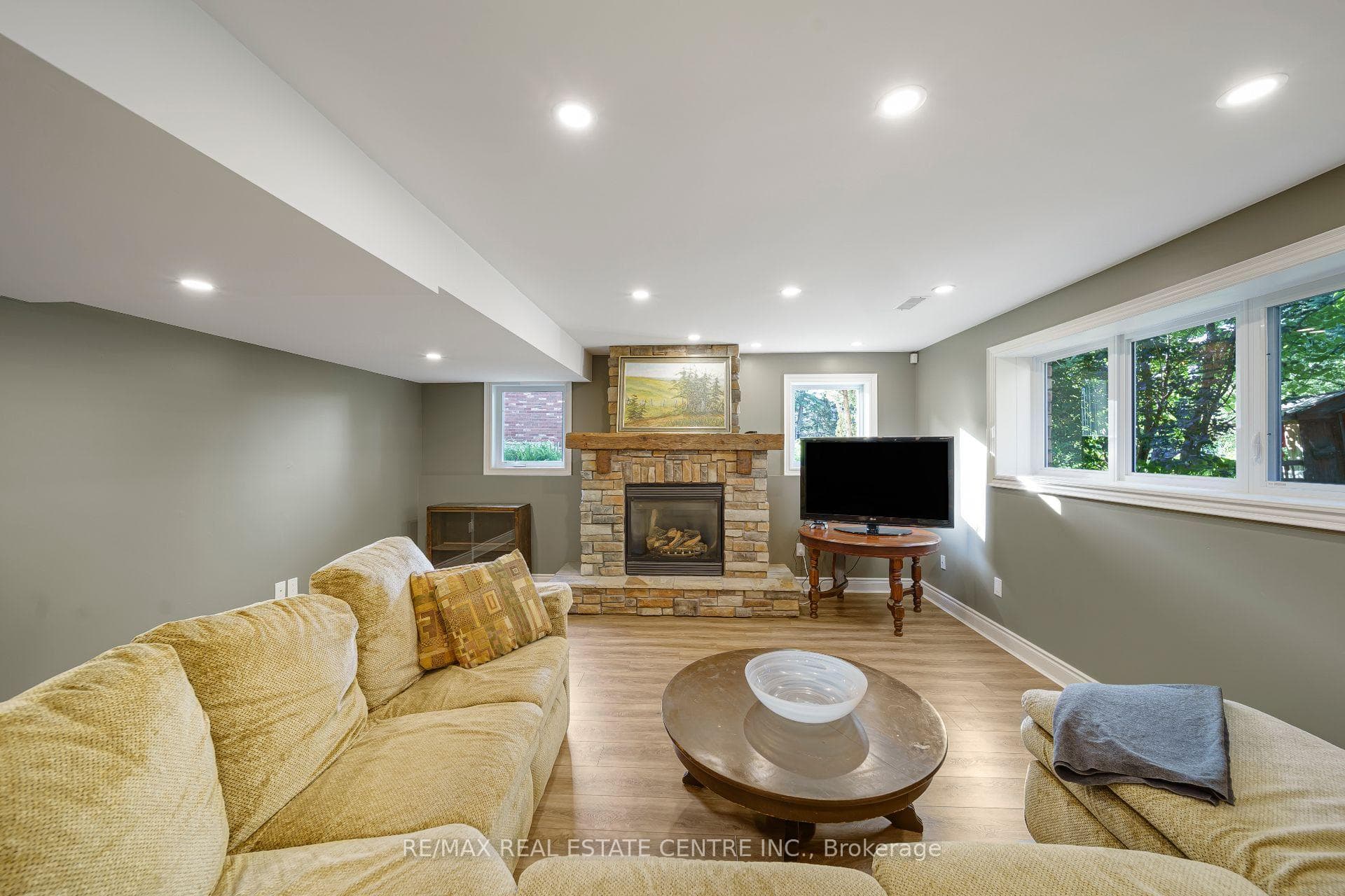 112 Dirksen Court photo 36